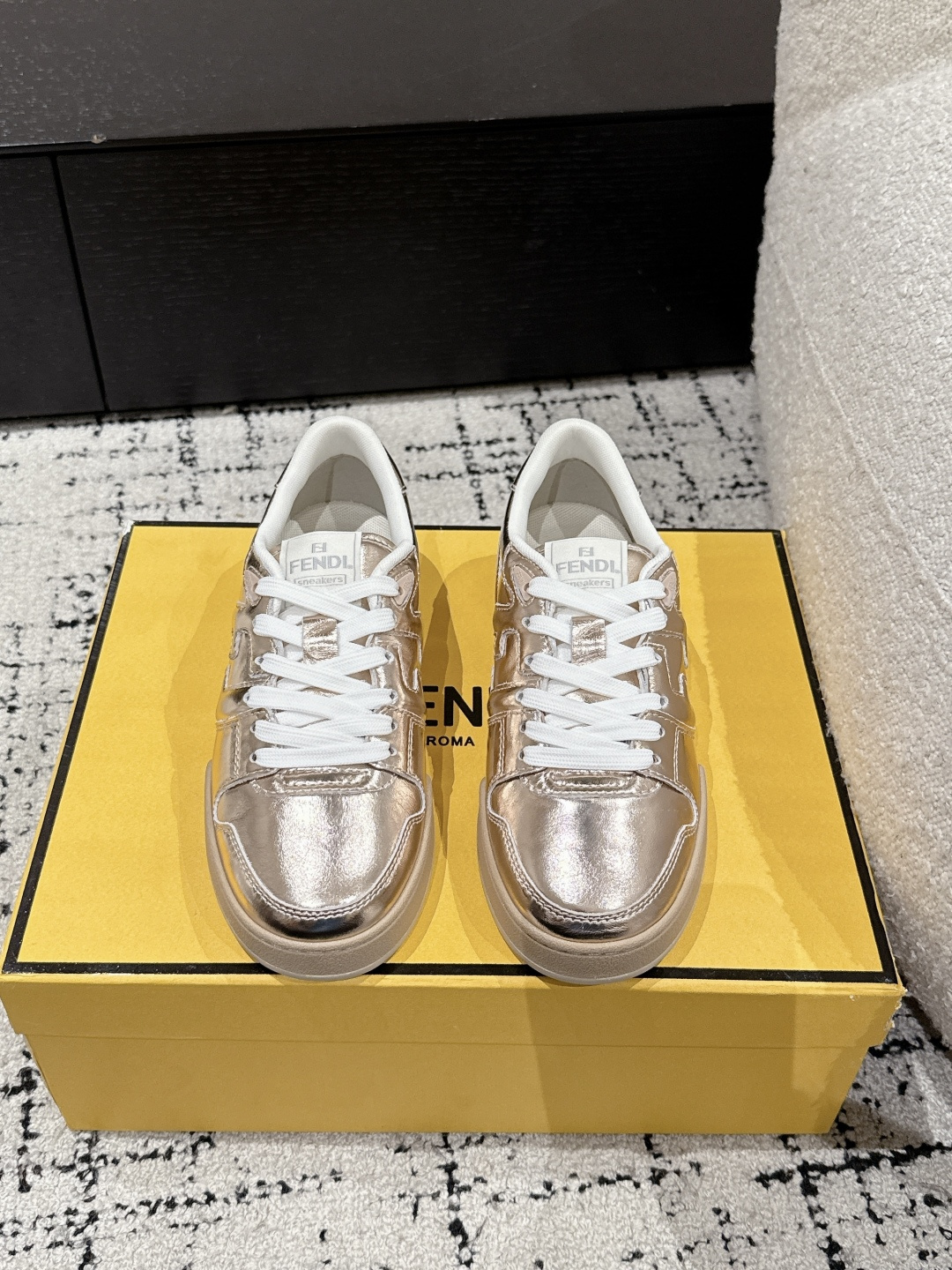 NO:226049,Men #Top version Couple model Fendi 25/ Latest match latest hot couple sports shoes Determine the exclusive quality Pay attention to distinguishing details After several months of modification, good goods are not afraid of late. Purchase-based version Accept any comparison Original purchase One-to-one development Make goods The first sneakers created by designer Kim Jones are similar to the Trainer basketball sneakers of Donkey brand shoes. The shoe shape is similar. FF retro design has been added. The upper is made of suede and leather splicing combination. The double F logo with a raised side is made of towel velvet inside. The foot is super soft and light. Comfortable with a sweatshirt. The teenage feeling is full of matching. The fabric is customized suede   leather splicing combination. The inner imported custom towel velvet inside. The sole is original molded TPU two-color combination sole. The bottom is thick 3CM  Size: Women 35-40 Men 39-44 Original consistent packaging Full of details, casual shoes/sports shoes, fendi, fendi, louis vuitton, sneakers, hoodie, sweatshirts, chamois leather19860909男 #顶级版本 情侣款 Fendi芬迪 25/ 最新 match最新爆款情侣款运动鞋板鞋 认准独家品质 注意区分细节 历时数月反复修改 好货不怕晚 代购级版本 接受任意对比 原版购入 一比一开发 做货 设计师Kim Jones打造的首款运动鞋fendi match 和驴牌的Trainer篮球运动鞋 鞋型差不多 添加了FF复古的设计 鞋面采用麂皮和皮革拼接组合 侧面凸起的双F logo内里采用毛巾绒里 上脚超级柔软 轻便 舒适搭配卫衣 少年感满满配合 面料定制麂皮 皮革拼接组合 内里进口定制毛巾绒里 鞋底原版开模TPU双色组合底 底厚3CM Size:女35-40 男39-44 原版一致包装 细节满满,休闲鞋/运动鞋,fendi,fendi,louis vuitton,sneakers,hoodie,sweatshirts,chamois leather,Women's Shoes