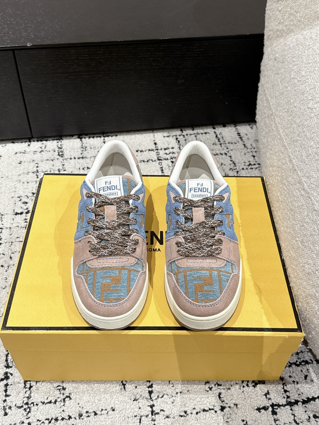 NO:226041,Men #Top version Couple model Fendi 25/ Latest match latest hot couple sports shoes Determine the exclusive quality Pay attention to distinguishing details After several months of modification, good goods are not afraid of late. Purchase-based version Accept any comparison Original purchase One-to-one development Make goods The first sneakers created by designer Kim Jones are similar to the Trainer basketball sneakers of Donkey brand shoes. The shoe shape is similar. FF retro design has been added. The upper is made of suede and leather splicing combination. The double F logo with a raised side is made of towel velvet inside. The foot is super soft and light. Comfortable with a sweatshirt. The teenage feeling is full of matching. The fabric is customized suede   leather splicing combination. The inner imported custom towel velvet inside. The sole is original molded TPU two-color combination sole. The bottom is thick 3CM  Size: Women 35-40 Men 39-44 Original consistent packaging Full of details, casual shoes/sports shoes, fendi, fendi, louis vuitton, sneakers, hoodie, sweatshirts, chamois leather19860909男 #顶级版本 情侣款 Fendi芬迪 25/ 最新 match最新爆款情侣款运动鞋板鞋 认准独家品质 注意区分细节 历时数月反复修改 好货不怕晚 代购级版本 接受任意对比 原版购入 一比一开发 做货 设计师Kim Jones打造的首款运动鞋fendi match 和驴牌的Trainer篮球运动鞋 鞋型差不多 添加了FF复古的设计 鞋面采用麂皮和皮革拼接组合 侧面凸起的双F logo内里采用毛巾绒里 上脚超级柔软 轻便 舒适搭配卫衣 少年感满满配合 面料定制麂皮 皮革拼接组合 内里进口定制毛巾绒里 鞋底原版开模TPU双色组合底 底厚3CM Size:女35-40 男39-44 原版一致包装 细节满满,休闲鞋/运动鞋,fendi,fendi,louis vuitton,sneakers,hoodie,sweatshirts,chamois leather,Women's Shoes