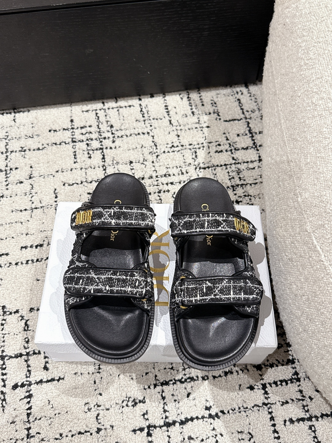 NO:418547,Top version DIOR 25/ DiorAct Flat-soled open-toe strap sandals Beach shoes It is less likely to hit the surface than Xiaoxiang. This Velcro sandal can let you put down these concerns!  It is not only beautiful, but also comfortable to wear, low-key and fashionable, full of beach style, simple exercise is also free of problems, and the foot cover is very good. Comfortable, light, cool and fashionable, satisfying all your summer imagination of sandals... Upper original mold embroidery fabric Inner: Sheepskin Outsole: Original abrasive outsole Thick sole 2.5cm Size#women 35-42, slippers sandals, dior, dior, sandals, slippers, sheepskin19860909顶级版本 DIOR迪奥 25/ DiorAct 平底露趾 一字带凉鞋 沙滩鞋 比起小香,它更不容易撞款,这款魔术贴凉鞋,就可以让你放下这些顾虑！它不但好看,穿起来还贼舒适,低调又不失时尚感,满满的沙滩风,简单的运动也是没有问题的,包脚性非常的好.舒适、轻便、凉爽、时尚,满足你夏日对凉鞋的所有想象… 鞋面原版开模刺绣布料 内里: 羊皮 大底: 原版磨具大底 厚底2.5cm Size#女35-42,拖鞋凉鞋,dior,dior,sandals,slippers,sheepskin,Women's Shoes
