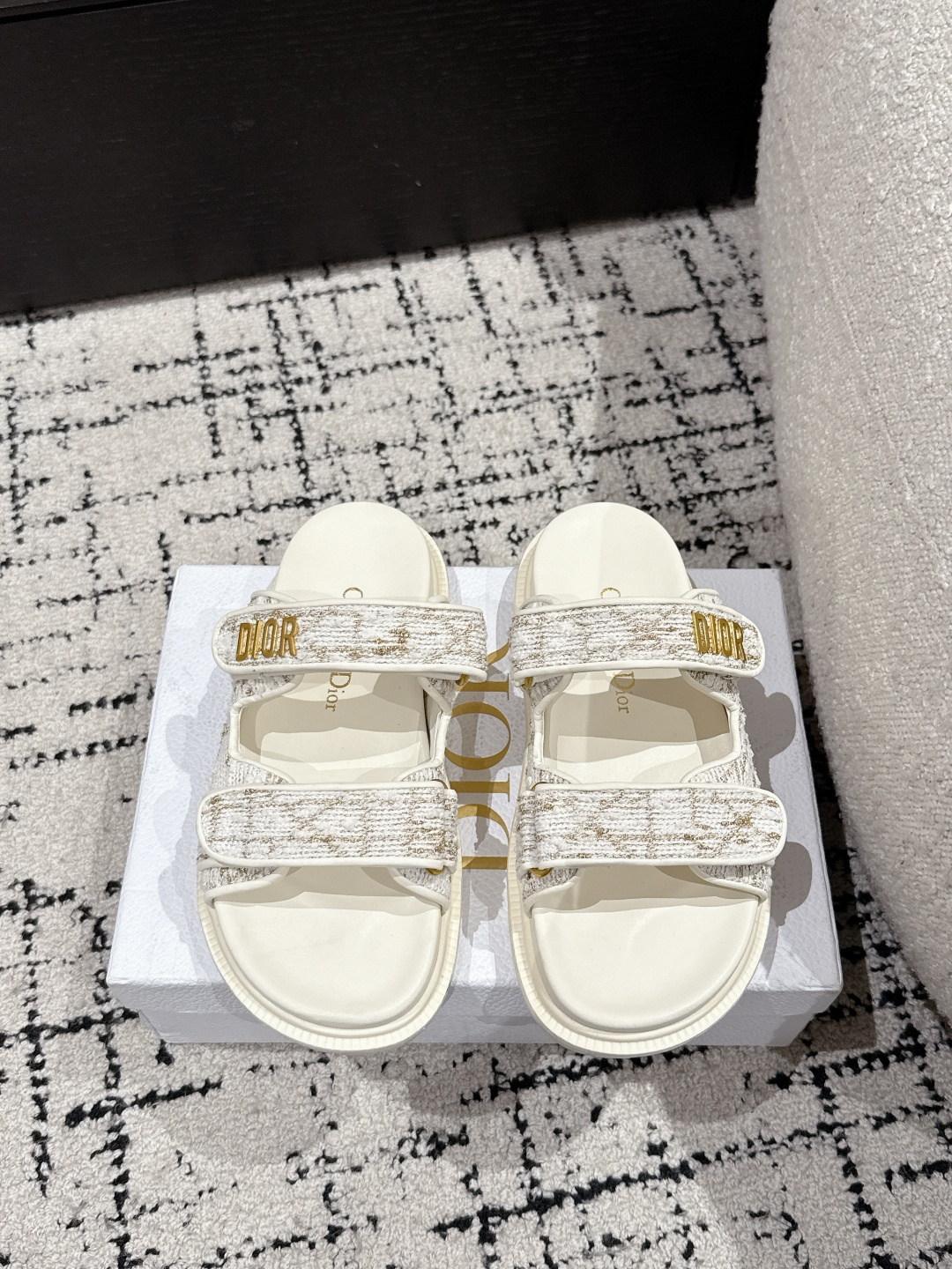 NO:418556,Top version DIOR 25/ DiorAct Flat-soled open-toe strap sandals Beach shoes It is less likely to hit the surface than Xiaoxiang. This Velcro sandal can let you put down these concerns!  It is not only beautiful, but also comfortable to wear, low-key and fashionable, full of beach style, simple exercise is also free of problems, and the foot cover is very good. Comfortable, light, cool and fashionable, satisfying all your summer imagination of sandals... Upper original mold embroidery fabric Inner: Sheepskin Outsole: Original abrasive outsole Thick sole 2.5cm Size#women 35-42, slippers sandals, dior, dior, sandals, slippers, sheepskin19860909顶级版本 DIOR迪奥 25/ DiorAct 平底露趾 一字带凉鞋 沙滩鞋 比起小香,它更不容易撞款,这款魔术贴凉鞋,就可以让你放下这些顾虑！它不但好看,穿起来还贼舒适,低调又不失时尚感,满满的沙滩风,简单的运动也是没有问题的,包脚性非常的好.舒适、轻便、凉爽、时尚,满足你夏日对凉鞋的所有想象… 鞋面原版开模刺绣布料 内里: 羊皮 大底: 原版磨具大底 厚底2.5cm Size#女35-42,拖鞋凉鞋,dior,dior,sandals,slippers,sheepskin,Women's Shoes