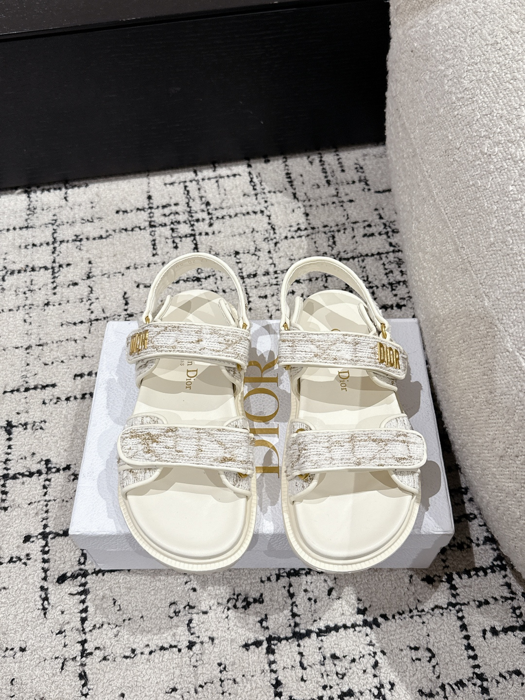 NO:259995,#Purchasing level DIOR 25/ DiorAct Flat-soled open-toe strap sandals Beach shoes It is less likely to hit the surface than Xiaoxiang. This Velcro sandal can let you put aside these concerns!  It is not only beautiful, but also comfortable to wear, low-key and fashionable, full of beach style, simple exercise is also free of problems, and the foot cover is very good. Comfortable, light, cool and fashionable, satisfying all your summer imagination of sandals... Upper original mold embroidery fabric Inner: Sheepskin Outsole: Original abrasive outsole Thick sole 2.5cm Size#women 35-41, slippers sandals, dior, dior, sandals, slippers, sheepskin19860909#代购级 DIOR迪奥 25/ DiorAct 平底露趾 一字带凉鞋 沙滩鞋 比起小香,它更不容易撞款,这款魔术贴凉鞋,就可以让你放下这些顾虑！它不但好看,穿起来还贼舒适,低调又不失时尚感,满满的沙滩风,简单的运动也是没有问题的,包脚性非常的好.舒适、轻便、凉爽、时尚,满足你夏日对凉鞋的所有想象… 鞋面原版开模刺绣布料 内里: 羊皮 大底: 原版磨具大底 厚底2.5cm Size#女35-41,拖鞋凉鞋,dior,dior,sandals,slippers,sheepskin,Women's Shoes