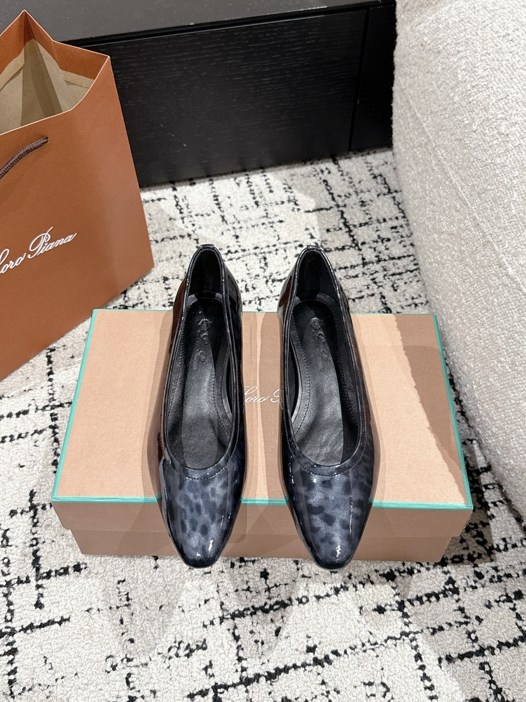 NO:263948,279 Loro iana L 55/ Flat sole ballet single shoes L women's ballet shoes This Rebecca ballet flat shoes are made of suede leather, and the slightly round toe makes it unique. The planted leather presents a semi-gloss and very smooth texture, and the touch is soft and pleasant. The versatile design style is ideal for contemporary style and modern shapes, and can be easily controlled for commuting or leisure. Material suede/paper leather imported sheepskin in the inner outer skin, outsole leather outsole Size35-41 (40.41. Customized without return), ballet shoes, loro piana, loro piana, flats, sheepskin, chamois leather, Leather soles19860909279 Loro iana L 55/ 平底 芭蕾舞 单鞋 L女士芭蕾舞鞋 这款Rebecca 芭蕾舞平底鞋采用麂皮革制成,略微圆浑的鞋头令其别具一格.经过植处理的皮革呈现半亮面又十分平滑的细腻纹理,手感柔软怡人.百搭的设计风格 是展现当代格调和现代造型的理想之选,无论是通勤还是休闲,都能轻松驾驭. 材质麂皮/漆皮 内里进口羊皮 大底真皮大底 Size35-41（40.41.定制不退换）,芭蕾舞鞋,loro piana,loro piana,flats,sheepskin,chamois leather,Leather soles,Women's Shoes