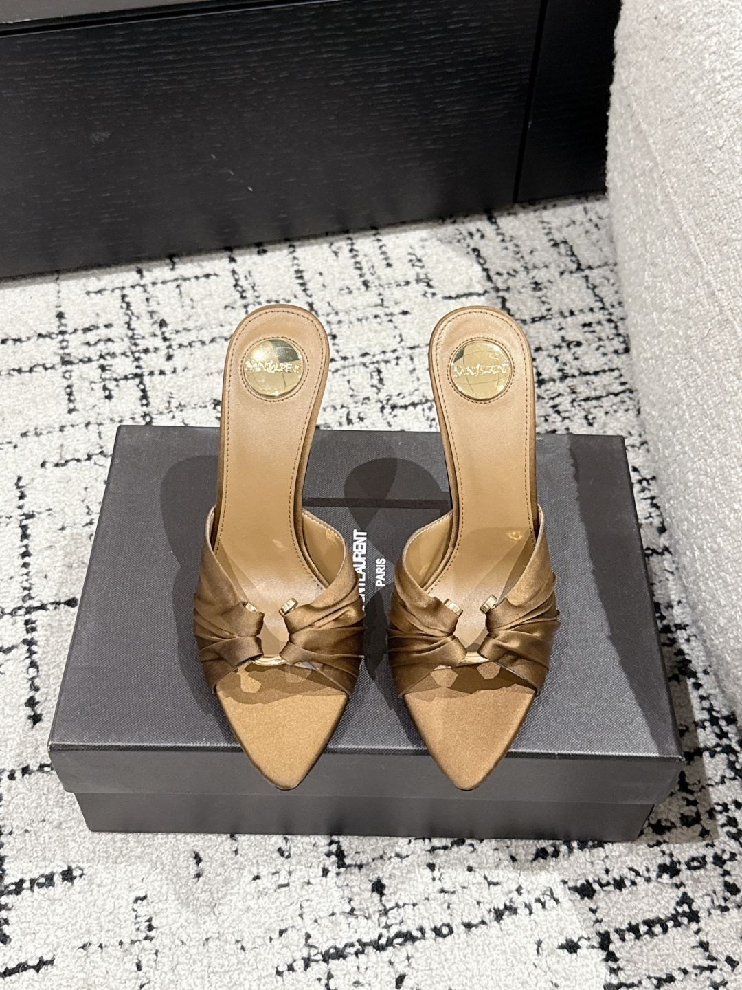 NO:223621,SAINT LAURENT YSL Saint Laurent 25/ Opyum Year of the Snake Show Poplar Letter Heels High Heels The beautiful beauty of the young lady is elegant and charming and sexy, full of femininity! Silk upper, inner sheepskin, outsole Italian leather outsole Heel height 10cm Size#35-40 (40 custom made without return or exchange), high heels, saint laurent, saint laurent, saint laurent, saint laurent, high heels, sheepskin, real silk, Leather soles19860909SAINT LAURENT YSL圣罗兰 25/ Opyum 蛇年秀款杨树林字母跟 高跟鞋 小姐姐的美丽尤物高跟鞋 优雅迷人性感 女人味十足! 鞋面真丝 内里羊皮 大底意大利真皮大底 跟高10cm Size#35-40（40定做不退换）,高跟鞋,saint laurent,saint laurent,saint laurent,high heels,sheepskin,real silk,Leather soles,Women's Shoes