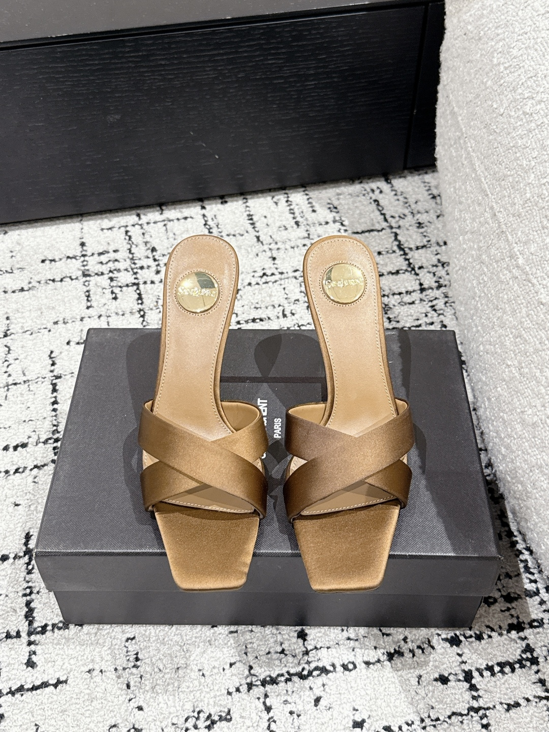 NO:223609,SAINT LAURENT YSL Saint Laurent 25/ Opyum Year of the Snake Show Poplar Letter Heels High Heels The beautiful beauty of the young lady is elegant and charming and sexy, full of femininity! Silk upper, inner sheepskin, outsole Italian leather outsole Heel height 8.5cm Size#35-40 (40 custom made without return or exchange), high heels, saint laurent, saint laurent, saint laurent, saint laurent, high heels, sheepskin, real silk, Leather soles19860909SAINT LAURENT YSL圣罗兰 25/ Opyum 蛇年秀款杨树林字母跟 高跟鞋 小姐姐的美丽尤物高跟鞋 优雅迷人性感 女人味十足! 鞋面真丝 内里羊皮 大底意大利真皮大底 跟高8.5cm Size#35-40（40定做不退换）,高跟鞋,saint laurent,saint laurent,saint laurent,high heels,sheepskin,real silk,Leather soles,Women's Shoes