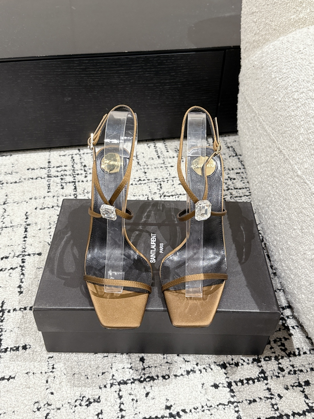 NO:223627,SAINT LAURENT 25/Spring and Summer New Showcase Big Rhinestone High Heels Sandals Only YSL understands the best woman's heart, does not accept refutation, super invincible feminine artifact, a must-have for women (Z-product full-body customization, home-decorated hardware accessories, perfect consistency) Comparison of the differences in making products on the market with pictures and pictures. Customized upper imported calf patent leather/silk surface. Inner imported sheepskin. Sole imported leather outsole. Heel height 10.5cm. Size#35-40 (40 can be customized without return and exchange), high heels, saint laurent, saint laurent, saint laurent, saint laurent, sandals, high heels, sheepskin, real silk, Leather soles19860909SAINT LAURENT 圣罗兰 25/春夏全新走秀款大水钻高跟鞋凉鞋 唯有YSL最懂女人心,不接受反驳,超级无敌女人味神器,女人必备（z品全身定制、自家开模五金配件、完美一致）多对比市面上看图做货的区别哈 鞋面定制进口小牛漆皮/真丝面 内里进口绵羊皮 鞋底进口真皮大底 跟高10.5cm Size#35-40（40可定做不退换）,高跟鞋,saint laurent,saint laurent,saint laurent,sandals,high heels,sheepskin,real silk,Leather soles,Women's Shoes