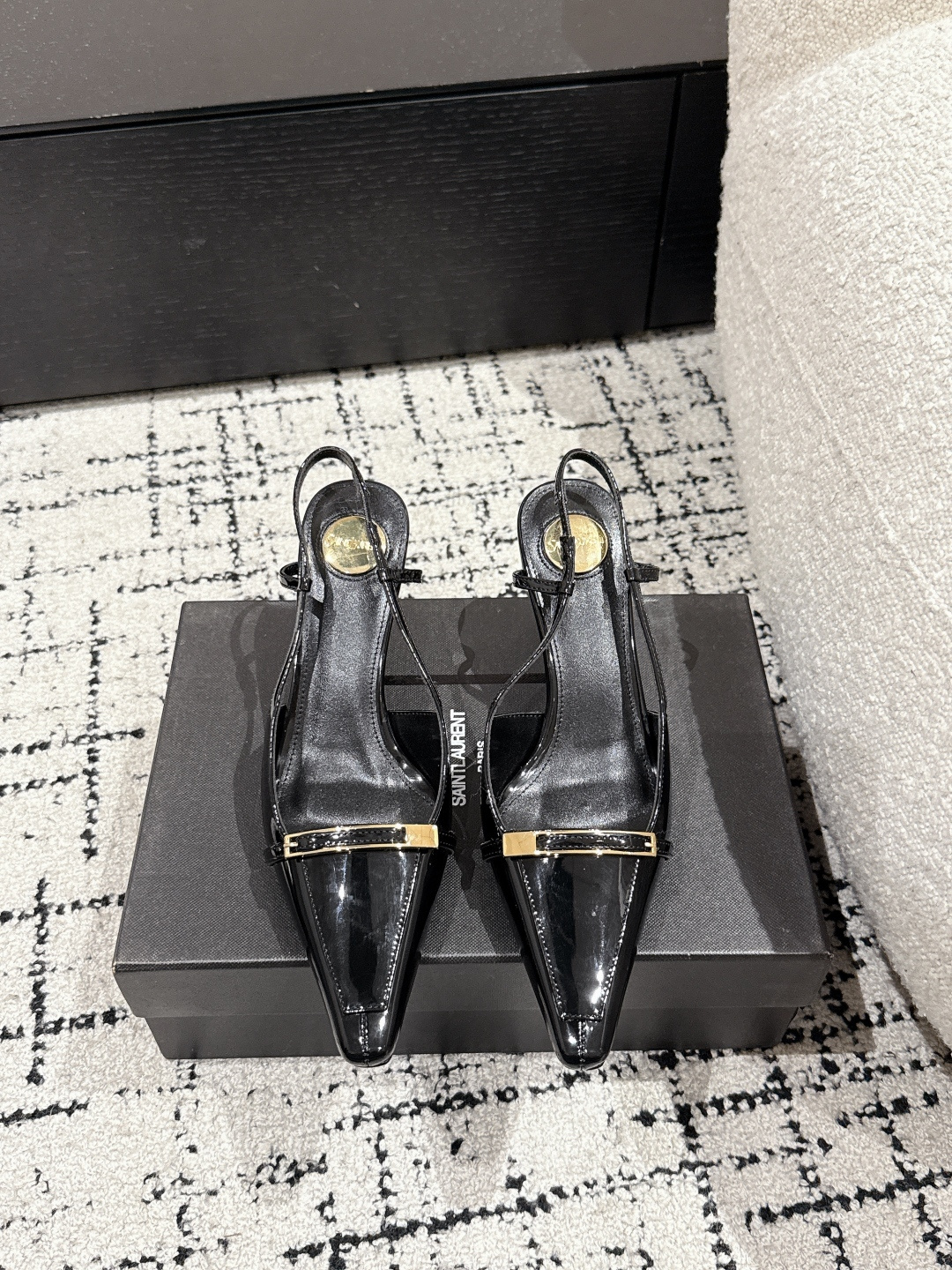 NO:223644,Saint Laurent 25/ New pointed high heel sandals Whether it is a party or commuter, a pair of suitable shoes can always make you shine. Today I recommend this beautiful high heel sandal, the classic YSL logo heel design, full of comfort!  No matter how far you go, you won't be tired. Upper, patent leather, inner sheepskin, outsole, Italian leather outsole, heel height 7.5cm Size: #35-40 (40 custom made, no return or exchange), high heels, saint laurent, saint laurent, saint laurent, saint laurent, sandals, high heels, sheepskin, Leather soles19860909Saint Laurent圣罗兰 25/ 新款 尖头高跟凉鞋 无论是派对还是通勤♀,一双合适的鞋子总能让你光彩照人.今天就向大家安利这款绝美高跟凉鞋,经典的YSL标识跟的设计,舒适度满分！走再远也不累脚哦 鞋面牛漆皮 内里羊皮 大底意大利真皮大底 跟高7.5cm Size: #35-40（40定做不退换）,高跟鞋,saint laurent,saint laurent,saint laurent,sandals,high heels,sheepskin,Leather soles,Women's Shoes