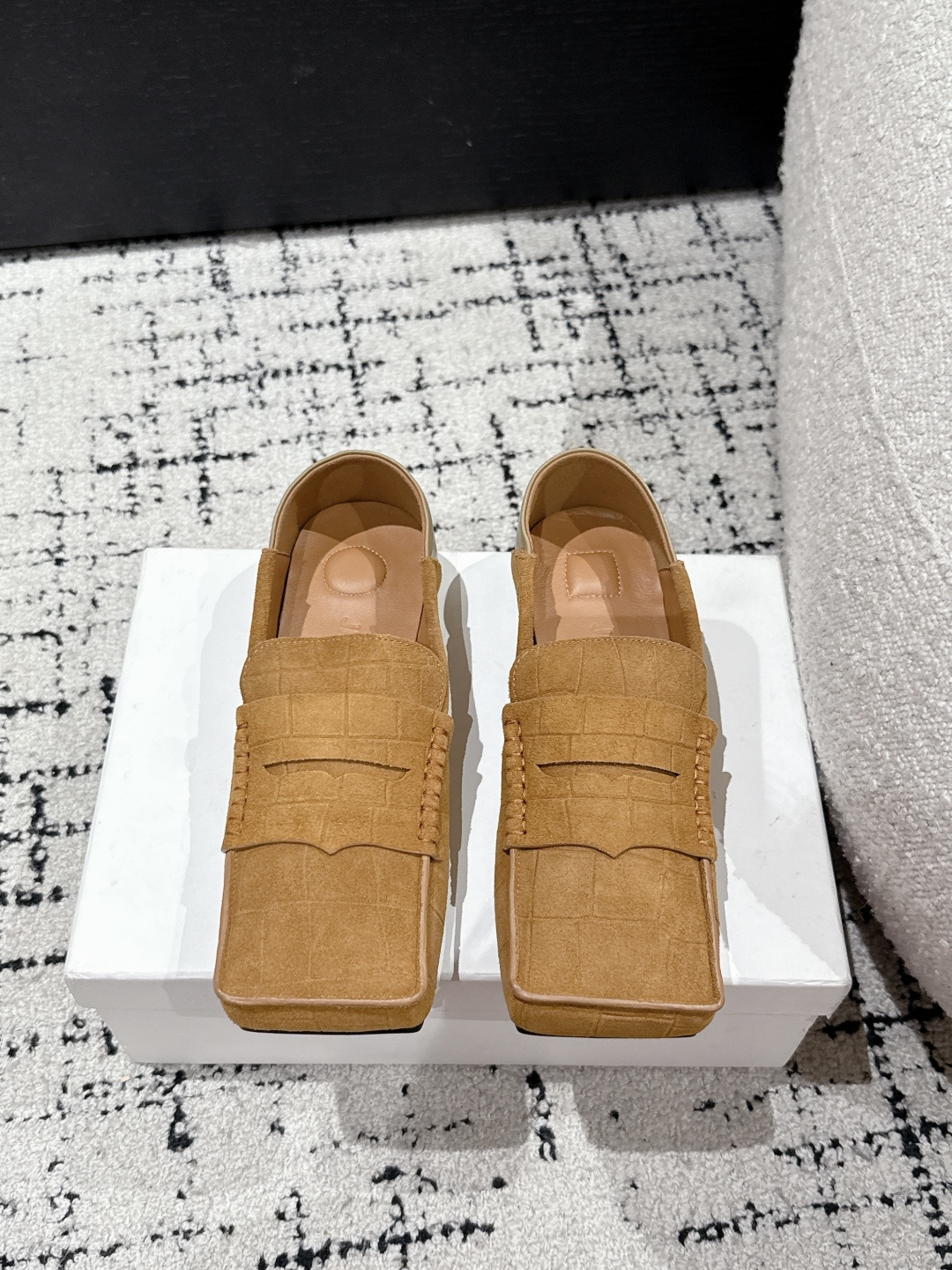 NO:223597,jacquemus trendy brand 25/ Square head loafers A beautiful and practical new early spring product, simple and casually wear to create a fashionable feeling, the square head design is really fashionable!  Jeans and small skirts are no problem!  Coco lovely without a head, boxy, a must-have for fashionable talent!  Upper open-mark beaded cowhide/grain cowhide inner sheepskin outsole Italian genuine leather sole Size#35-40 (40 custom made without return or exchange), loafers, loafers, skirts, jeans, cowhide, sheepskin19860909jacquemus 潮牌 25/方头乐福鞋 美丽且实用的早春新品,简单随意穿出时髦感,方头设计真的好时髦！牛仔裤 小裙子搭配不在话下！可可爱爱没有脑袋 四方方的 时髦精必入的一款！ 鞋面开标珠牛皮/粒面牛皮 内里羊皮 大底意大利真皮底 Size#35-40（40定制不退换）,乐福鞋,loafers,skirts,jeans,cowhide,sheepskin,Women's Shoes