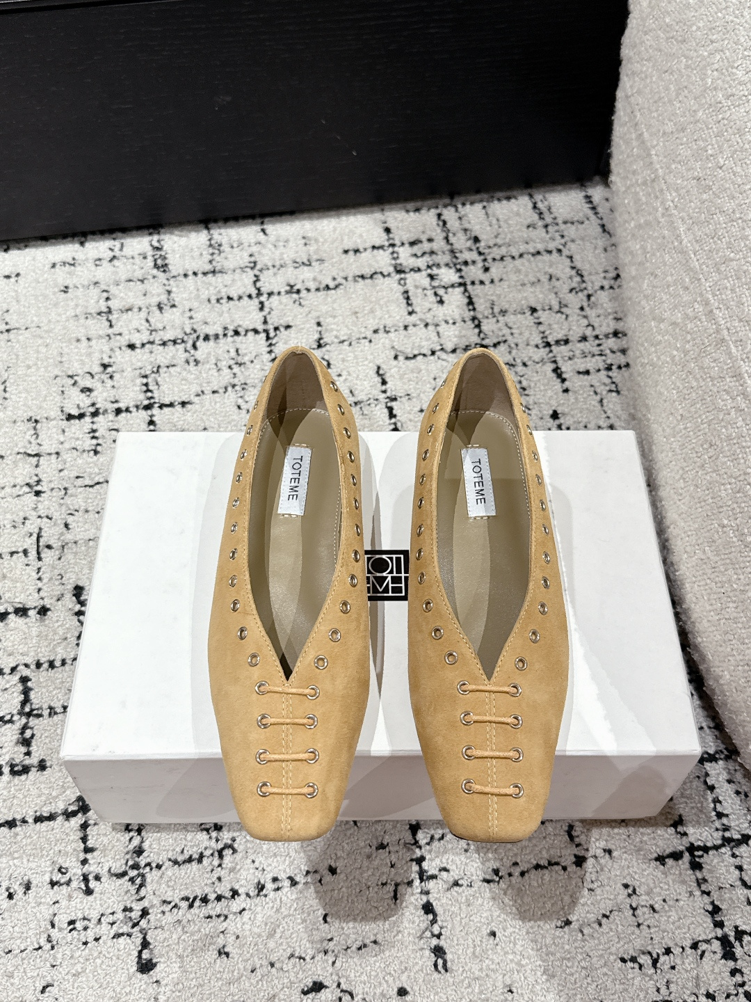 NO:223641,Toteme trendy brand 25/New early spring model, small square toe flat sole, Love single shoes. This new model is really simple and high-end. The design of rivets and straps is avant-garde and fashionable, niche and tasteful, and the flat sole is simply comfortable. It is effortless to wear it!  The upper is made of original imported suede, inner sheepskin, outsole, original leather outsole, Size#35-41 (40.41 custom-made, non-return, exchange), loafers, loafers, sheepskin, chamois leather, Leather soles19860909Toteme潮牌 25/早春新款 小方头平底 乐福 单鞋 这次的新款真的是简约又透入着高级 铆钉加绑带的设计前卫又时髦 小众有品味 平底简直舒适绝了.穿上它毫不费力的穿搭！ 鞋面采用原版进口麂皮 内里羊皮 大底原版真皮大底 Size#35-41（40.41定制不退换）,乐福鞋,loafers,sheepskin,chamois leather,Leather soles,Women's Shoes