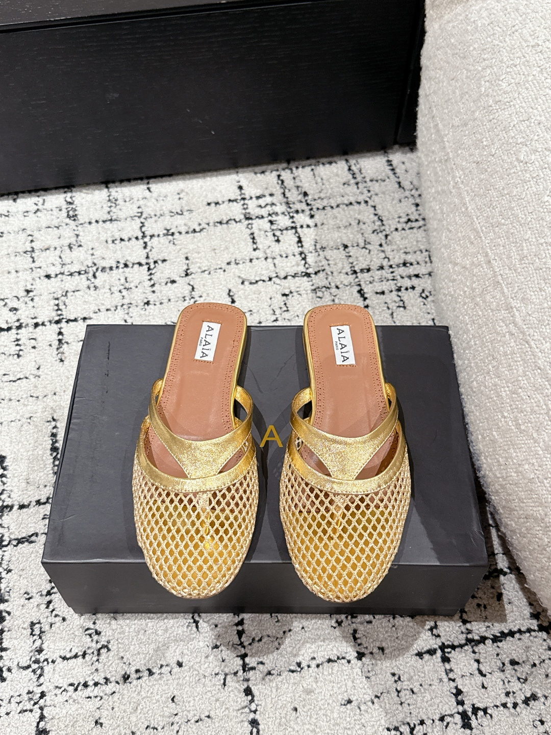 NO:260006,Alaia 25/ Spring and summer latest flat-toed toe mesh shoes, half-twist, Alaia, ultimate comfort and versatility, the cross-belt design has a ballet feeling, the same style as Zhang Xiaohui, sweet and cool ballet style, a popular ballet shoes, romantic and charming, fabric: original custom cowhide/mesh/yangjing fabric, inner lining: sheepskin inner lining: original genuine leather sole Size: #35-42 (40.41.42 custom-made non-return and exchange), semi-twist, alaia, cowhide, sheepskin, sheep, Leather soles19860909Alaia 阿莱亚 25/ 春夏最新 平底夹趾网鞋包头半拖 兜兜转转还得是Alaia 极致的舒适和百搭 交叉带的设计有种芭蕾舞的感觉 章小蕙同款 甜酷芭蕾风 人气超高的一款芭蕾舞鞋,浪漫又迷人 面料: 原版订制牛皮/网纱/羊京面料 内里: 羊皮内里 大底: 原版真皮大底 Size: #35-42(40.41.42定做不退换）,半拖,alaia,cowhide,sheepskin,sheep,Leather soles,Women's Shoes