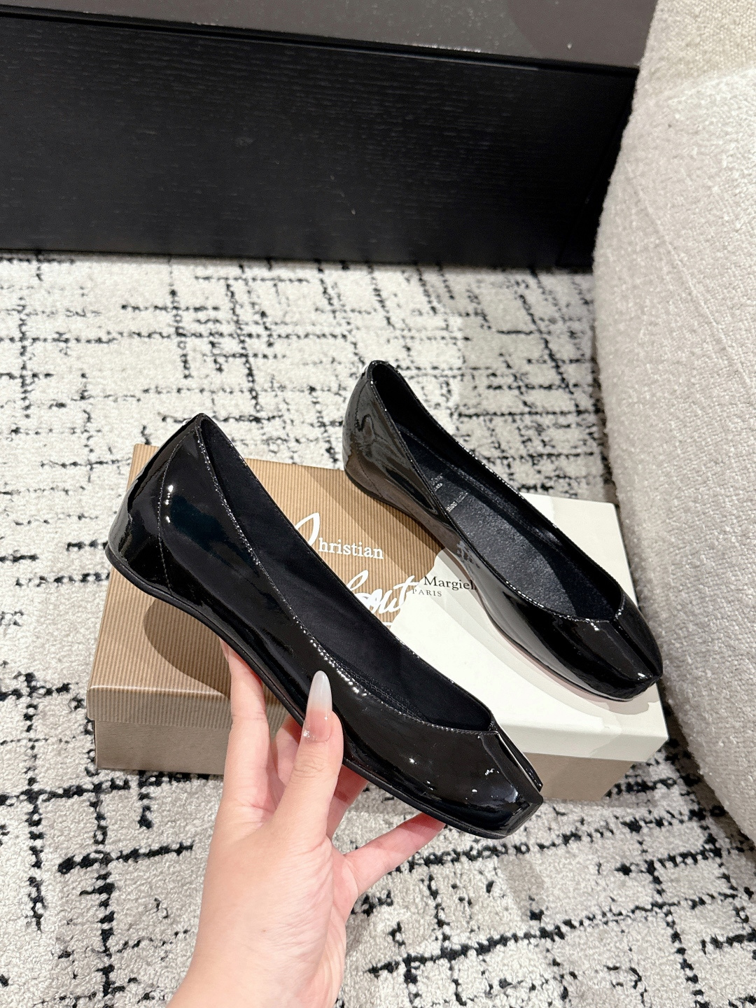 NO:260912,Red-soled shoes, co-branded original disassembled last replica, new products have recently super flat-soled split-toe Mary Jane single-shoe ballet shoes. Beef patent leather fabric   sheepskin lining/foot pads Original imitation leather Meina outsole, 1.5cm internal height, absolutely absolute Size: 35-41 [40.41 Customized] With original consistent packaging, split-toe shoes, christian louboutin, mary jane, sheepskin19860909红底鞋 联名款 原版拆解套楦复刻,新品最近超级的平底分趾玛丽珍单鞋芭蕾舞鞋. 牛漆皮面料 羊皮内里/垫脚 原版仿皮美耐大底 1.5cm的内增高 简直绝绝 码数:35-41 [40.41定做] 配原版一致包装,分趾鞋,christian louboutin,mary jane,sheepskin,Women's Shoes