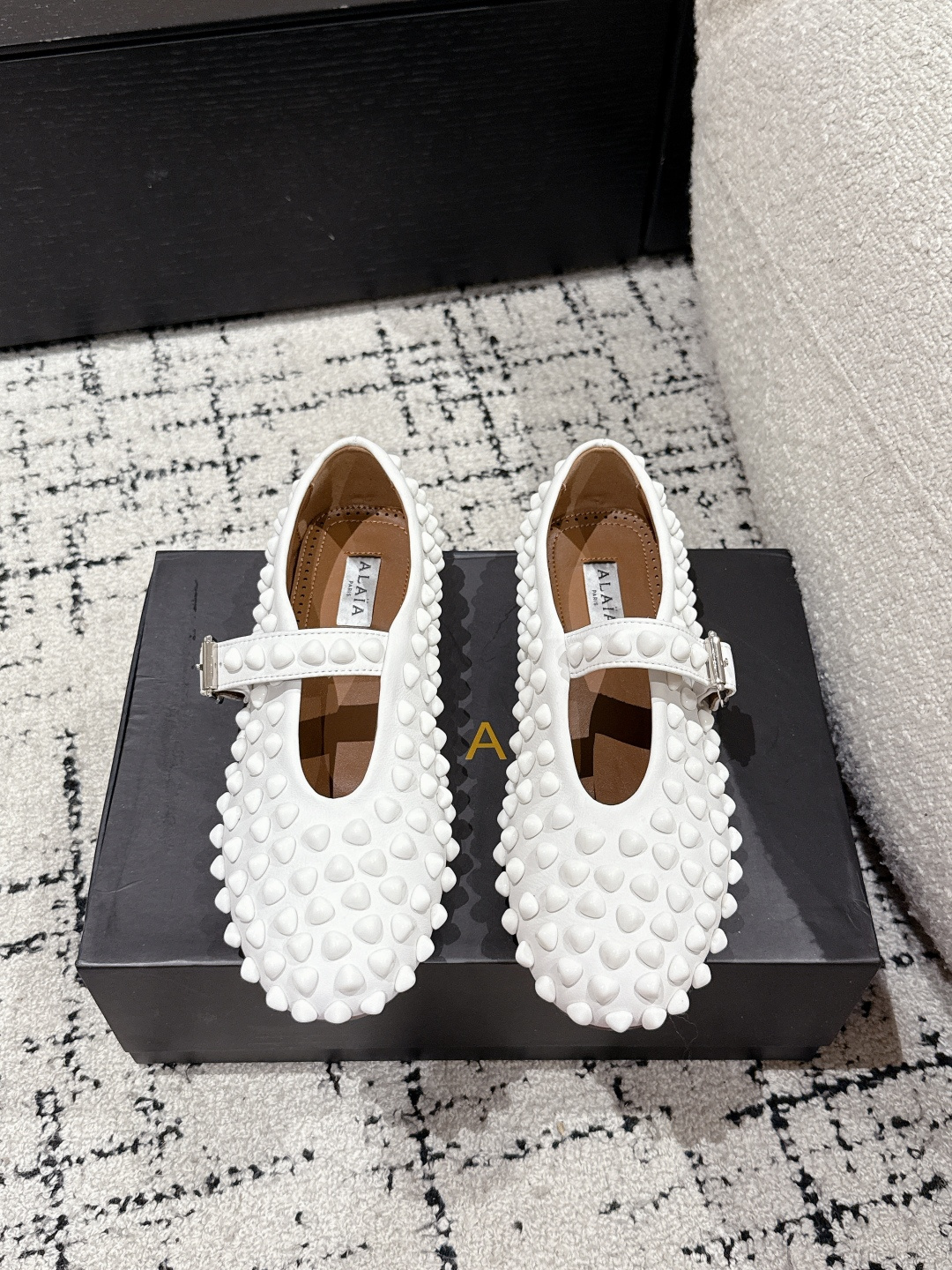 NO:223666,ALAIA 25/ Spring and Summer Latest Candy Stone Decoration Mary Jane Shoes Rounded upper small stone decoration, very distinctive and recognizable, metal buckle. It makes it look fashionable, the ultimate small low heel and more exquisite and lightweight. This pair of shoes interprets the futuristic avant-garde women are only loyal to the cutting king who shows the curve of women's body. The upper original cowhide foot pad sheepskin original open mold rubber sole Size#35-42 (40 41 42 custom made without return), ballet shoes, alaia, mary jane, cowhide, sheepskin19860909ALAIA 阿莱亚 25/ 春夏最新 糖果石头装饰 玛丽珍鞋 鞋面圆润小石头装饰,极具特点和辨识度,金属扣.更显时尚极致小低跟更显精致轻量感上脚这双鞋演绎未来感前卫女性只忠于展现女性身体曲线的裁剪之王 鞋面原版牛皮 垫脚羊皮 鞋底原版开模橡胶底 Size#35-42（40 41 42订做不退换）,芭蕾舞鞋,alaia,mary jane,cowhide,sheepskin,Women's Shoes