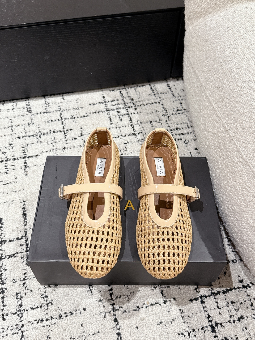 NO:260011,ALAIA 25/ Spring and Summer Latest Retro straw woven ballet shoes The king of cutting is only loyal to the female body curve. Alaia, a brand founded in 1979, has always been selling fashionable women's shoes. It is well-known in the Paris fashion industry and the world. Victoria Beckham, Michelle Obama, Ladygaga, Madonna, are all admirers and top fans of ALAA. The upper is original straw woven material, footbed sheepskin, original open molded rubber sole Size#35-42 (40 41 42 custom made without return), ballet shoes, alaia, espadrilles, sheepskin19860909ALAIA 阿莱亚 25/ 春夏 最新 复古草编 芭蕾舞鞋 只忠于展现女性身体曲线的裁剪之王 始创于1979年的品牌Alaia 一直主售时装感十足的型格女鞋,巴黎时装界以及全世界都享有盛誉维多利亚贝克汉姆,米歇尔奥巴马,Ladygaga ,麦当娜, 都是ALAA的崇拜者和头号粉丝 鞋面原版草编材料 垫脚羊皮 鞋底原版开模橡胶底 Size#35-42（40 41 42订做不退换）,芭蕾舞鞋,alaia,espadrilles,sheepskin,Women's Shoes