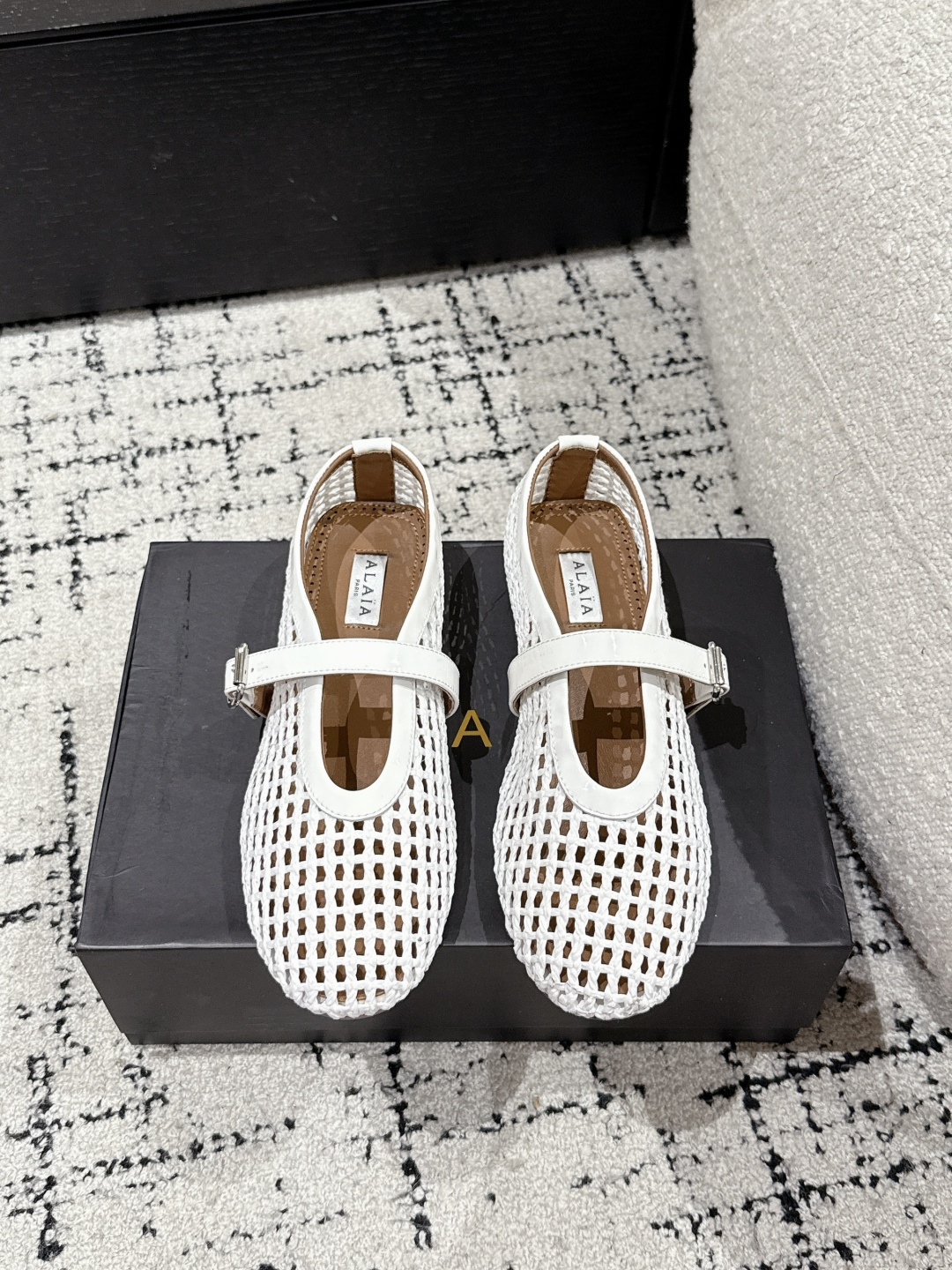 NO:223674,ALAIA 25/ Spring and Summer Latest Retro straw woven ballet shoes The king of cutting is only loyal to the female body curve. Alaia, a brand founded in 1979, has always been selling fashionable women's shoes. It is well-known in the Paris fashion industry and the world. Victoria Beckham, Michelle Obama, Ladygaga, Madonna, are all admirers and top fans of ALAA. The upper is original straw woven material, footbed sheepskin, original open molded rubber sole Size#35-42 (40 41 42 custom made without return), ballet shoes, alaia, espadrilles, sheepskin19860909ALAIA 阿莱亚 25/ 春夏 最新 复古草编 芭蕾舞鞋 只忠于展现女性身体曲线的裁剪之王 始创于1979年的品牌Alaia 一直主售时装感十足的型格女鞋,巴黎时装界以及全世界都享有盛誉维多利亚贝克汉姆,米歇尔奥巴马,Ladygaga ,麦当娜, 都是ALAA的崇拜者和头号粉丝 鞋面原版草编材料 垫脚羊皮 鞋底原版开模橡胶底 Size#35-42（40 41 42订做不退换）,芭蕾舞鞋,alaia,espadrilles,sheepskin,Women's Shoes