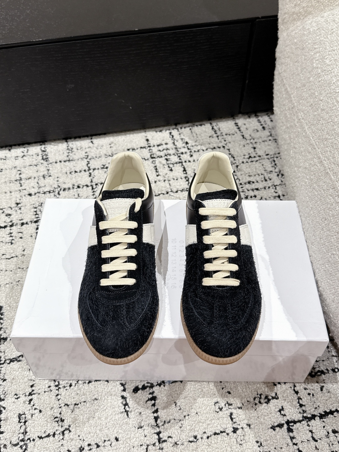 NO:223658,Men's #Top Version Couple Model Maison Margiela 25/ Latest Casual German Training Shoes One of the most classic casual shoe kings in the world, don't have to consider it!  The same style of German training shoes for celebrities, you deserve it. There are several latest colors in 25, and the picture is the most classic color. If you want a pair of comfortable shoes for couples, you can choose it. Boys and girls. Upper: Use original imported sheep leather/top layer calfskin. Inner: cowhide. Outsole: original outsole. Size: #women 35-40 men 39-45 (women 40 men 45 custom-made, no return or exchange), casual shoes/sports, masion margiela, sneakers, cowhide, sheep19860909男 #顶级版本 情侣款 Maison Margiela马吉拉 25/ 最新 休闲 德训鞋 全世界最经典的休闲鞋王之一,不用任何考虑入！ 明星同款德训鞋 你值得拥有 25最新颜色有好几种,图片上的是最经典色 想要一双情侣舒适鞋型 可以选它哦 男生女生  鞋面: 采用原版进口羊猄皮/头层小牛皮 内里: 牛皮 大底: 原版大底 Size: #女35-40男39-45(女40男45定做不退换）,休闲鞋/运动鞋,masion margiela,sneakers,cowhide,sheep,Women's Shoes