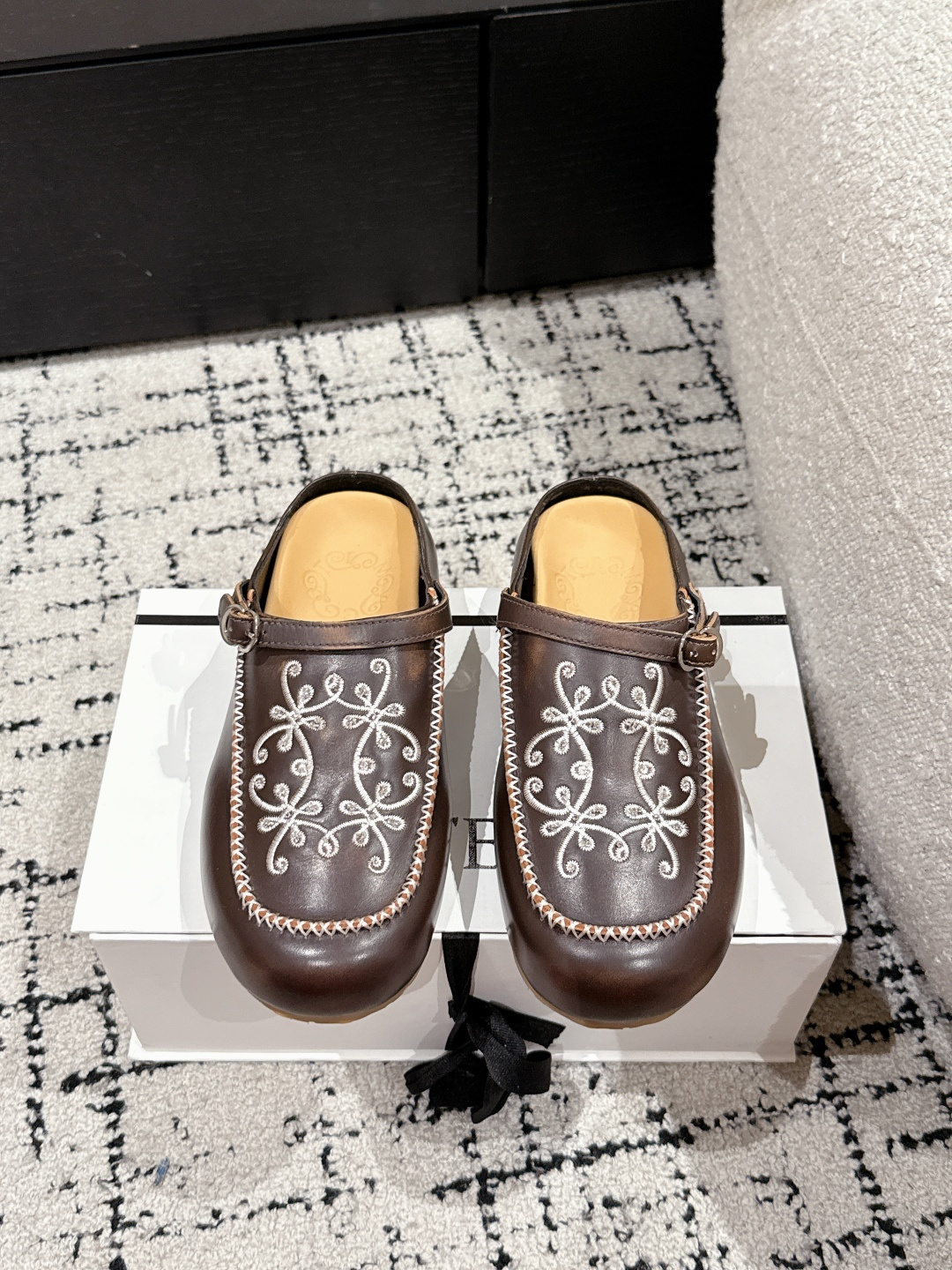 NO:223678,Cotemp niche trendy brand 25/ Early spring new style, fashionable, electric embroidery, Berken toe tow, semi-trailing, continues the eternal classical and comfortable, the unique round toe shoe shape injects more exquisite considerations into the neutral tone of the shoe body, portraying a more vivid and unrestrained artist image, the iconic metal bark buckle is located at the toe, cleverly blending classical thoughts and brand cleverly thinking. The upper is customized, polished cowhide/Niujing Neil sheepskin, original custom-made open molded rubber sole Size#35-40 (40 custom made without return), semi-trail, cowhide, sheepskin19860909Cotemp小众潮牌 25/ 早春新款 时髦 电绣 勃肯包头拖 半拖 延续恒久的古典与舒适,独特的圆头鞋型为鞋体的中性基调注入更多精致考量 刻画一个更鲜活的、不拘小节的艺术家形象,标志性的金属巴克提扣位于鞋头处,巧妙融合古典思绪与品牌巧思 鞋面原版定制擦色牛皮/牛京 内里羊皮 大底原版定制开模橡胶大底 Size#35-40（40订做不退换）,半拖,cowhide,sheepskin,Women's Shoes