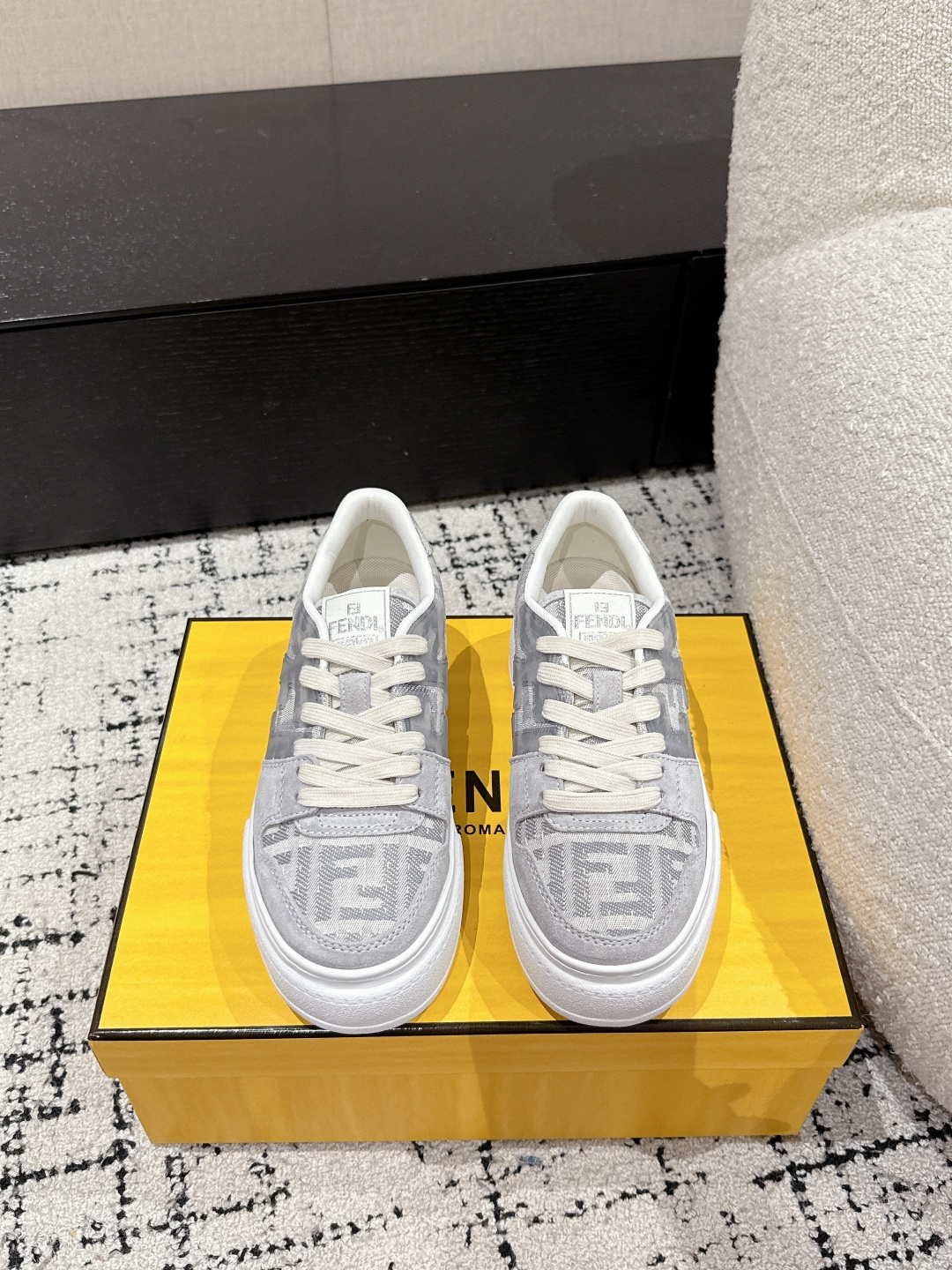 NO:223632,#Top version Fendi 24/ match series Thick sole casual sneakers Original purchase and development Made of goods The first sneakers created by designer Kim Jones fendi match is similar to LV donkey brand Trainer basketball sneakers shoe similar shoe shape added FF retro design The upper is suede and leather splicing combination The side raised double F logo inside is a towel velvet, the foot is super soft, light and comfortable to match with a sweatshirt, full of youthfulness, original custom fabric imported head layer cowhide, imported custom breathable net, original sole original opening mold is super light foamed, sole thick 5CM Size: #women's 35-41 (40.41 custom made without return), casual shoes/sports, fendi, fendi, louis vuitton, louis  vuitton,sneakers,hoodie,sweatshirts,cowhide,chamois leather19860909#顶级版本 Fendi芬迪 24/ match系列 厚底 休闲 运动鞋 原版购入开发 做货 设计师Kim Jones打造的首款运动鞋fendi match 和LV驴牌的Trainer篮球运动鞋 鞋型差不多 添加了FF复古的设计 鞋面采用麂皮和皮革拼接组合 侧面凸起的双F logo内里采用毛巾绒里 上脚超级柔软 轻便 舒适搭配卫衣 少年感满满 面料原版定制进口头层牛皮 内里进口定制透气网里 鞋底原版开模超轻发泡材质 底厚5CM Size: #女款35-41（40.41定做不退换）,休闲鞋/运动鞋,fendi,fendi,louis vuitton,louis vuitton,sneakers,hoodie,sweatshirts,cowhide,chamois leather,Women's Shoes