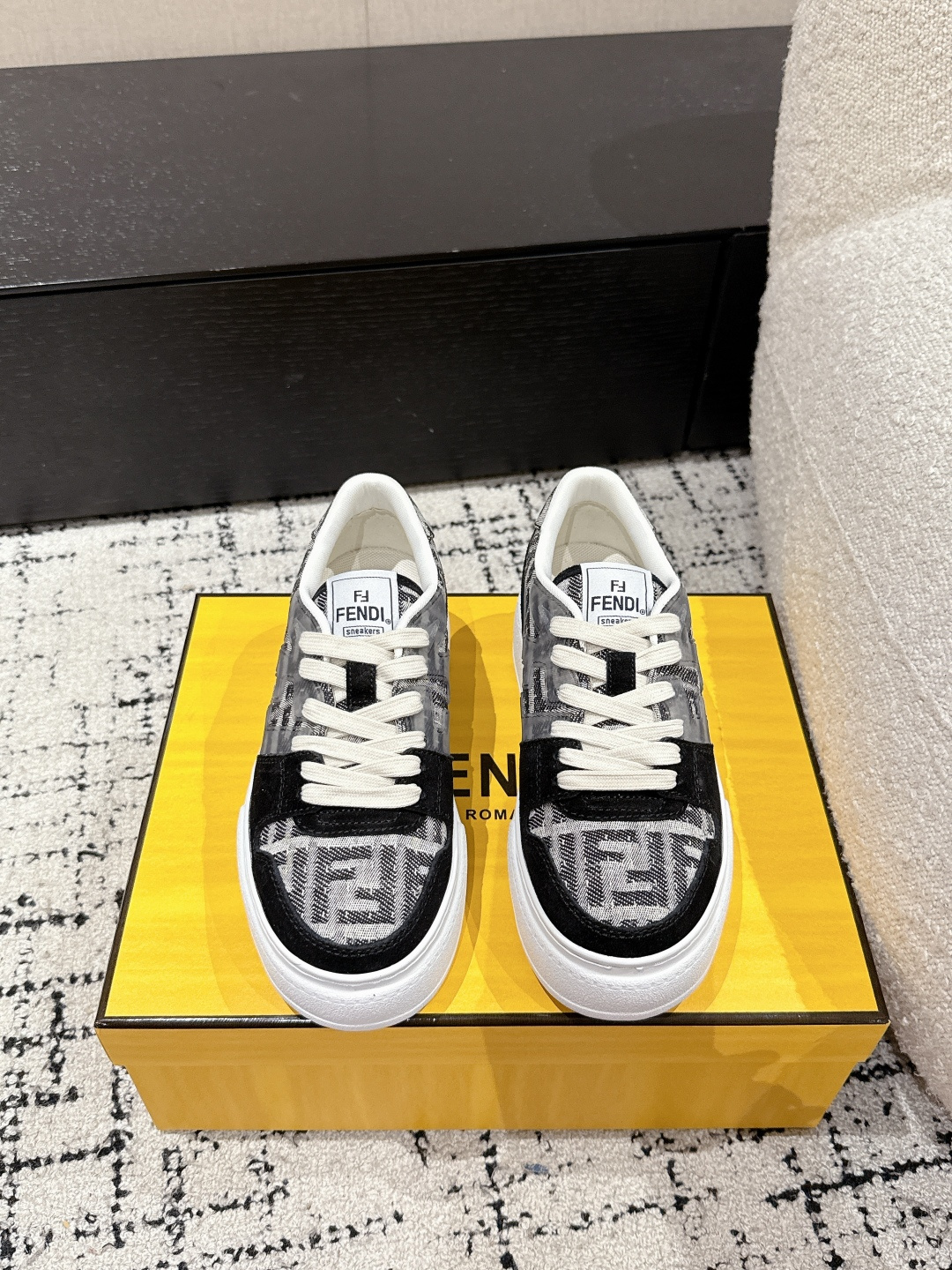 NO:226014,#Top version Fendi 24/ match series Thick sole casual sneakers Original purchase and development Made of goods The first sneakers created by designer Kim Jones fendi match is similar to LV donkey brand Trainer basketball sneakers shoe similar shoe shape added FF retro design The upper is suede and leather splicing combination The side raised double F logo inside is a towel velvet, the foot is super soft, light and comfortable to match with a sweatshirt, full of youthfulness, original custom fabric imported head layer cowhide, imported custom breathable net, original sole original opening mold is super light foamed, sole thick 5CM Size: #women's 35-41 (40.41 custom made without return), casual shoes/sports, fendi, fendi, louis vuitton, louis  vuitton,sneakers,hoodie,sweatshirts,cowhide,chamois leather19860909#顶级版本 Fendi芬迪 24/ match系列 厚底 休闲 运动鞋 原版购入开发 做货 设计师Kim Jones打造的首款运动鞋fendi match 和LV驴牌的Trainer篮球运动鞋 鞋型差不多 添加了FF复古的设计 鞋面采用麂皮和皮革拼接组合 侧面凸起的双F logo内里采用毛巾绒里 上脚超级柔软 轻便 舒适搭配卫衣 少年感满满 面料原版定制进口头层牛皮 内里进口定制透气网里 鞋底原版开模超轻发泡材质 底厚5CM Size: #女款35-41（40.41定做不退换）,休闲鞋/运动鞋,fendi,fendi,louis vuitton,louis vuitton,sneakers,hoodie,sweatshirts,cowhide,chamois leather,Women's Shoes
