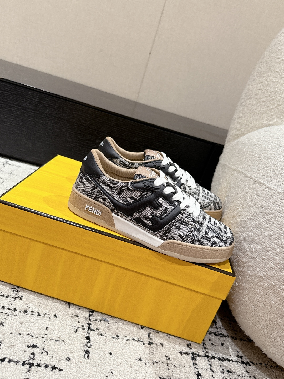 NO:544610,Women's/men's latest top version of couple shoes. The first sneakers fendi match basketball sneakers. The latest elements are infused with FF retro design. Super classic and versatile series... The upper is made of cowhide splicing fabric combination. The double F logo with raised sides. Breathable and comfortable towel mesh lining. Original TPU combination. Two-color outsole. Size 35-44 [Female 40.41/Men's 45 customization], casual shoes/sports shoes, fendi, fendi, sneakers, cowhide19860909女款/男款 芬迪最新顶级版本情侣鞋 首款运动鞋fendi match篮球运动鞋,最新元素注入加FF复古的设计,超经典百搭系列… 鞋面采用牛皮拼接布艺组合 侧面凸起的双F logo 透气舒适毛巾网布内里 原版TPU组合双色大底 尺码35-44 [女40.41/男45定制],休闲鞋/运动鞋,fendi,fendi,sneakers,cowhide,Women's Shoes