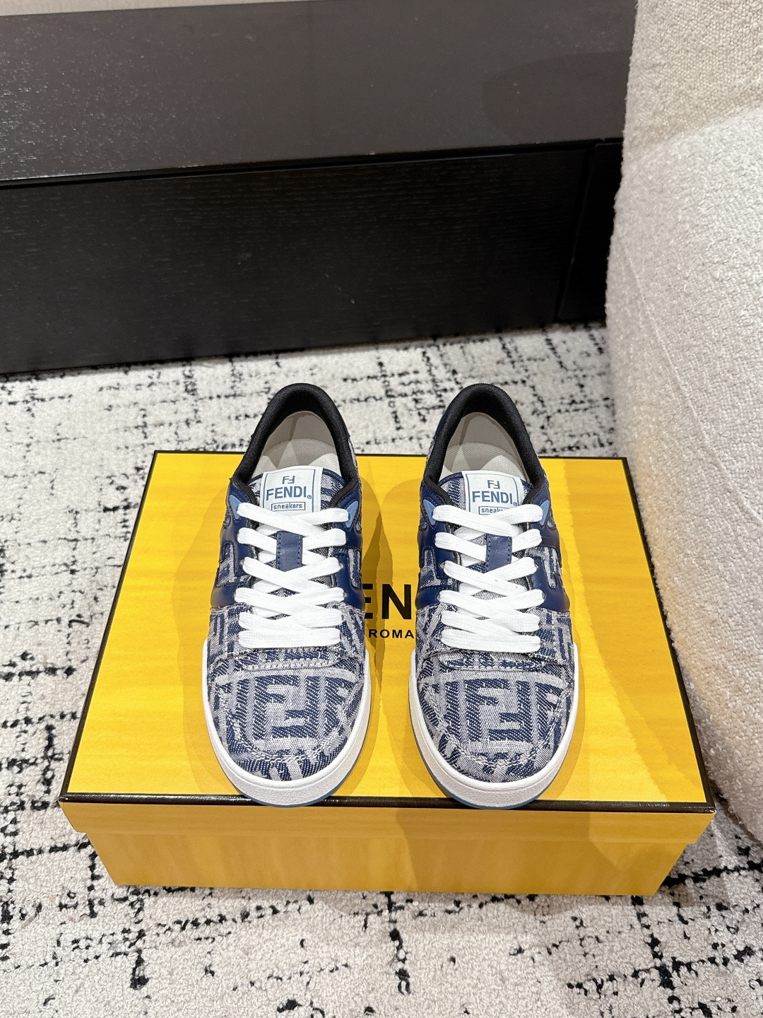 NO:226012,Men #Top version Couple model Fendi 25/ Latest match latest hot couple sports shoes Determine the exclusive quality Pay attention to distinguishing details After several months of modification, good goods are not afraid of late. Purchase-based version Accept any comparison Original purchase One-to-one development Make goods The first sneakers created by designer Kim Jones are similar to the Trainer basketball sneakers of Donkey brand shoes. The shoe shape is similar. FF retro design has been added. The upper is made of suede and leather splicing combination. The double F logo with a raised side is made of towel velvet inside. The foot is super soft and light. Comfortable with a sweatshirt. The teenage feeling is full of matching. The fabric is customized suede   leather splicing combination. The inner imported custom towel velvet inside. The sole is original molded TPU two-color combination sole. The bottom is thick 3CM  Size: Women 35-40 Men 39-44 Original consistent packaging Full of details, casual shoes/sports shoes, fendi, fendi, louis vuitton, sneakers, hoodie, sweatshirts, chamois leather19860909男 #顶级版本 情侣款 Fendi芬迪 25/ 最新 match最新爆款情侣款运动鞋板鞋 认准独家品质 注意区分细节 历时数月反复修改 好货不怕晚 代购级版本 接受任意对比 原版购入 一比一开发 做货 设计师Kim Jones打造的首款运动鞋fendi match 和驴牌的Trainer篮球运动鞋 鞋型差不多 添加了FF复古的设计 鞋面采用麂皮和皮革拼接组合 侧面凸起的双F logo内里采用毛巾绒里 上脚超级柔软 轻便 舒适搭配卫衣 少年感满满配合 面料定制麂皮 皮革拼接组合 内里进口定制毛巾绒里 鞋底原版开模TPU双色组合底 底厚3CM Size:女35-40 男39-44 原版一致包装 细节满满,休闲鞋/运动鞋,fendi,fendi,louis vuitton,sneakers,hoodie,sweatshirts,chamois leather,Women's Shoes