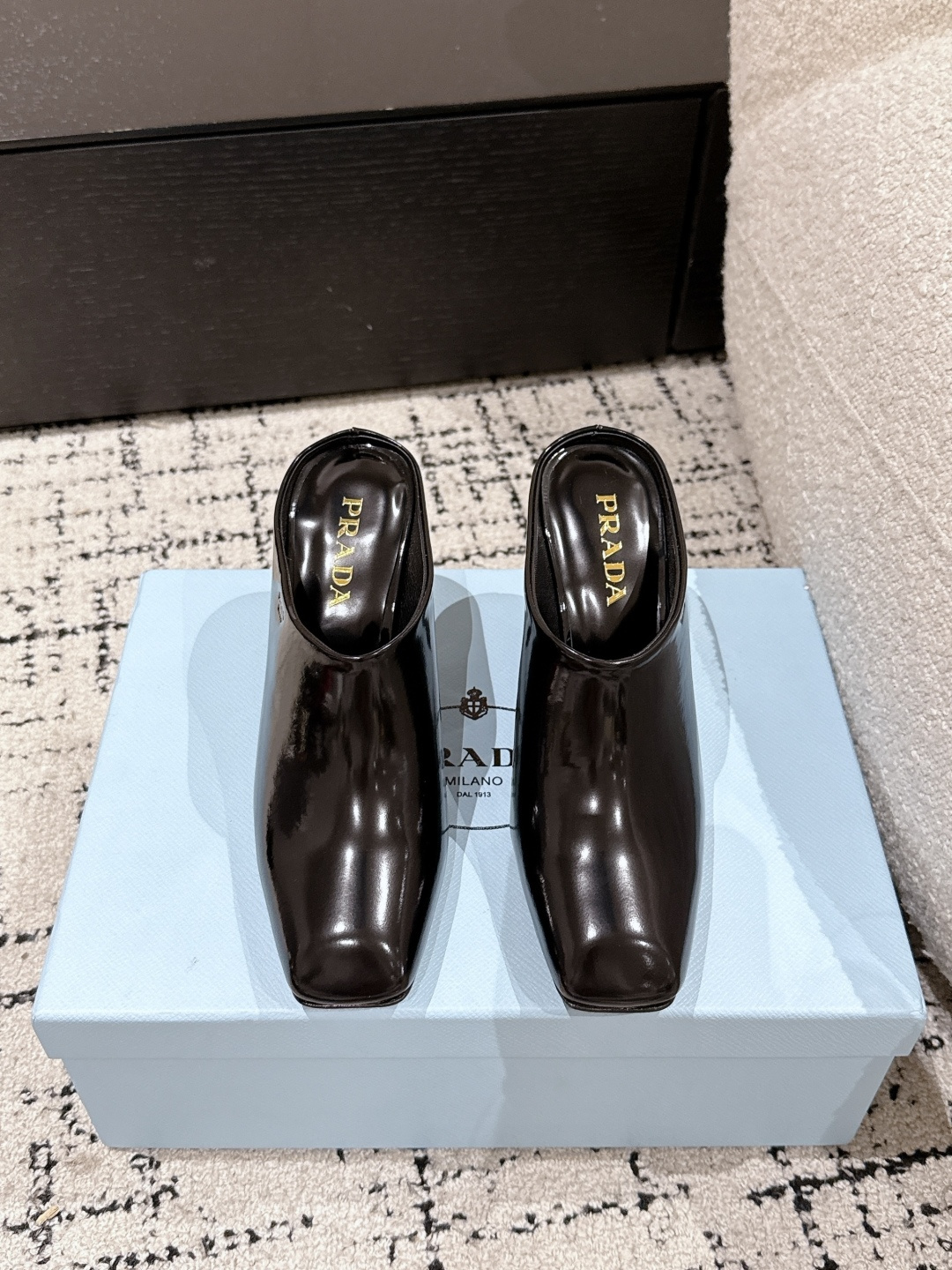 NO:223538,PRADA Prada 25/ Spring and summer new Patent patent leather square toe slippers This back strap high heels are elegantly used, cleverly blending the simple shape with the exquisite style of painted leather. The silk screen printed letter logo enhances the style of modern design. Upper cow patent leather/open-edge bead calf leather inner lambskin heel height 8.5cm sole injection molded genuine leather sole Size#35-40 (40 custom made without return), high heels, prada, prada, high heels, slippers, cowhide, sheepskin19860909PRADA普拉达 25/ 春夏新款 Patent 漆皮 方头包头拖鞋 这款后饰带高跟鞋使用优雅,将简约的造型与漆面皮革的精致风范巧妙融合.丝网印花字母徽标提升摩登设计的格调 鞋面牛漆皮/开边珠小牛皮 内里小羊皮 跟高8.5cm 鞋底注塑真皮鞋底 Size#35-40（40定制不退换）,高跟鞋,prada,prada,high heels,slippers,cowhide,sheepskin,Women's Shoes