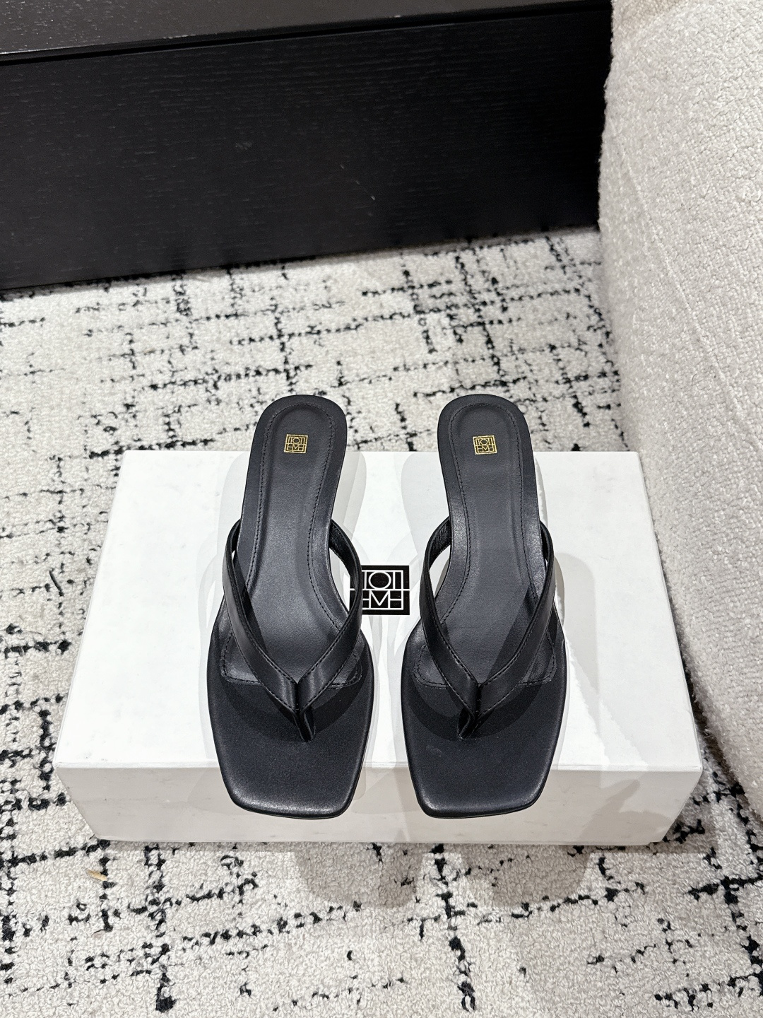 NO:223612,Toteme niche trendy brand 25/ French kitten and foot-clip tow, carry French elegance to the end. This year, another pair of foot-clip will be together this summer!  Toteme This pair of cat heels has the most elegant design. The inside of the shoe is very soft and a very Korean pair of small shoes. Cowhide upper, big sole, genuine leather, heel height 3cm Size#35-41 (40.41 custom-made, non-return and exchange), split-toe shoes, cowhide, Leather soles19860909Toteme小众潮牌 25/ 法式小猫跟 夹脚拖 将法式优雅进行到底 今年再来一双夹脚这个夏天就齐活了！toteme这双猫跟是设计最优雅的了,鞋内很软,很韩的一对小鞋子 鞋面牛皮 大底真皮大底 跟高3cm Size#35-41（40.41定制不退换),分趾鞋,cowhide,Leather soles,Women's Shoes