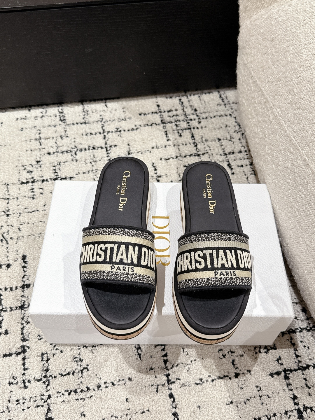 NO:223624,# Purchase grade DIOR 25/ Dway fabric embroidered logo open toe 7cm thick sole one strap slippers CD letter logo three-dimensional embroidered thick sole round toe open toe slippers Original development top version, soft and delicate feet, extremely comfortable. Upper: Imported electric embroidered cotton technology fabric Inner: Water-dyed cowhide foot pad inner sole: Original uniform combination outsole Sole thickness: 7cm Size#35-41 (40.41. Custom made no return or replacement), slippers, dior, dior, slippers, cowhide19860909#代购级 DIOR迪奥 25/ Dway 织物 刺绣徽标露趾 7cm 厚底 一字带 拖鞋 CD字母logo立体刺绣厚底圆头露趾拖鞋 原版开发市面顶级版本,脚感柔软细腻,舒适度极高. 鞋面: 进口电绣棉质科技面料 内里: 水染牛皮垫脚内里 大底: 原版一致组合大底 底厚: 7cm Size#35-41（40.41.定做不退不换）,拖鞋,dior,dior,slippers,cowhide,Women's Shoes