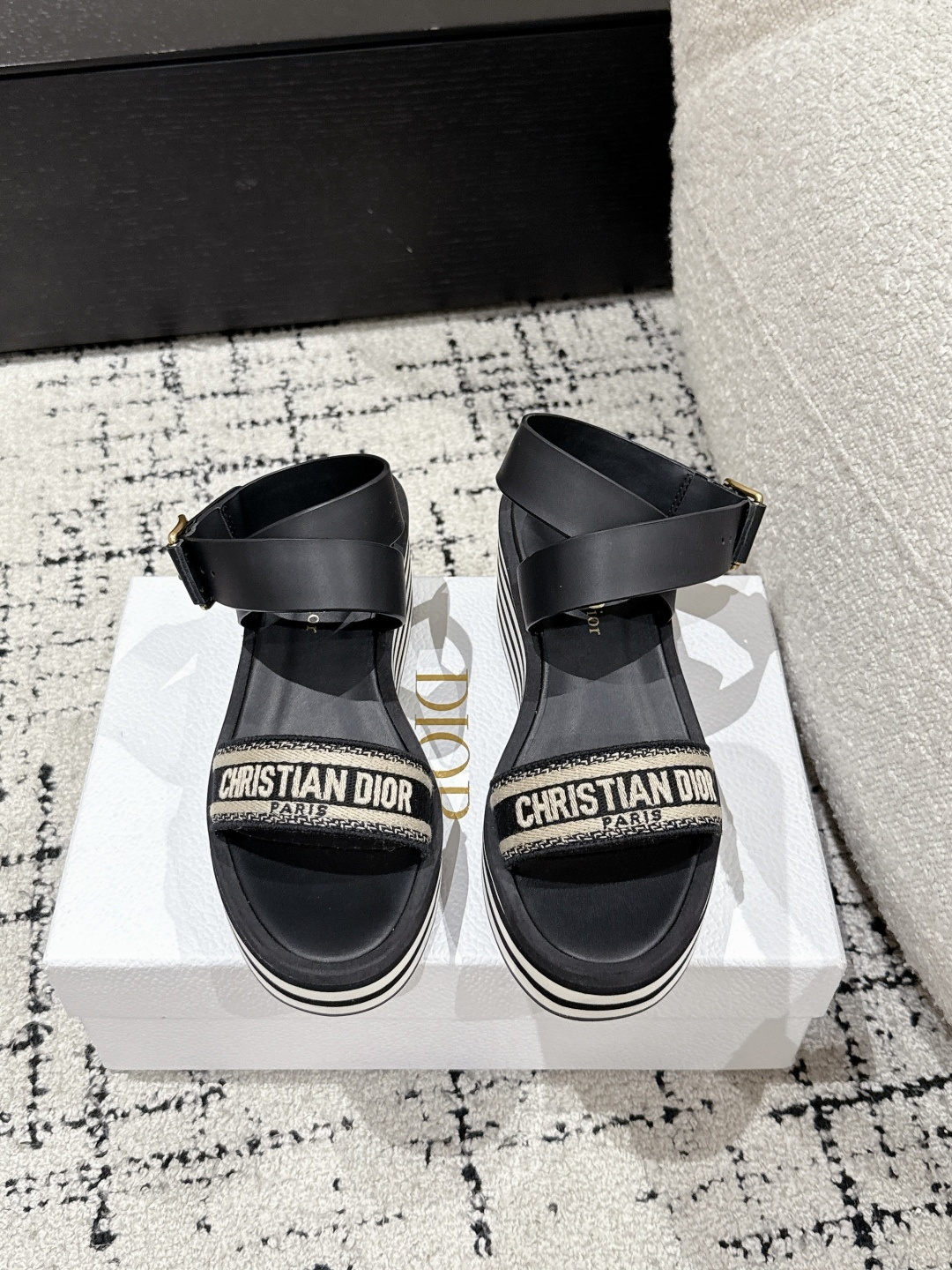 NO:223630,# Purchase grade DIOR 25/ Dway fabric embroidered logo open toe 7cm thick sole one strap sandals CD letter logo three-dimensional embroidered thick sole round toe slippers Original development top version, soft and delicate feet, extremely comfortable. Upper: Imported electric embroidered cotton technology fabric Inner: Water-dyed cowhide foot pad inner sole: Original uniform combination outsole Sole thickness: 7cm Size#35-41 (40.41. Custom made no return or replacement), slippers, dior, dior, sandals, slippers, cowhide19860909#代购级 DIOR迪奥 25/ Dway 织物 刺绣徽标露趾 7cm 厚底 一字带 凉鞋 CD字母logo立体刺绣厚底圆头露趾拖鞋 原版开发市面顶级版本,脚感柔软细腻,舒适度极高. 鞋面: 进口电绣棉质科技面料 内里: 水染牛皮垫脚内里 大底: 原版一致组合大底 底厚: 7cm Size#35-41（40.41.定做不退不换）,拖鞋,dior,dior,sandals,slippers,cowhide,Women's Shoes