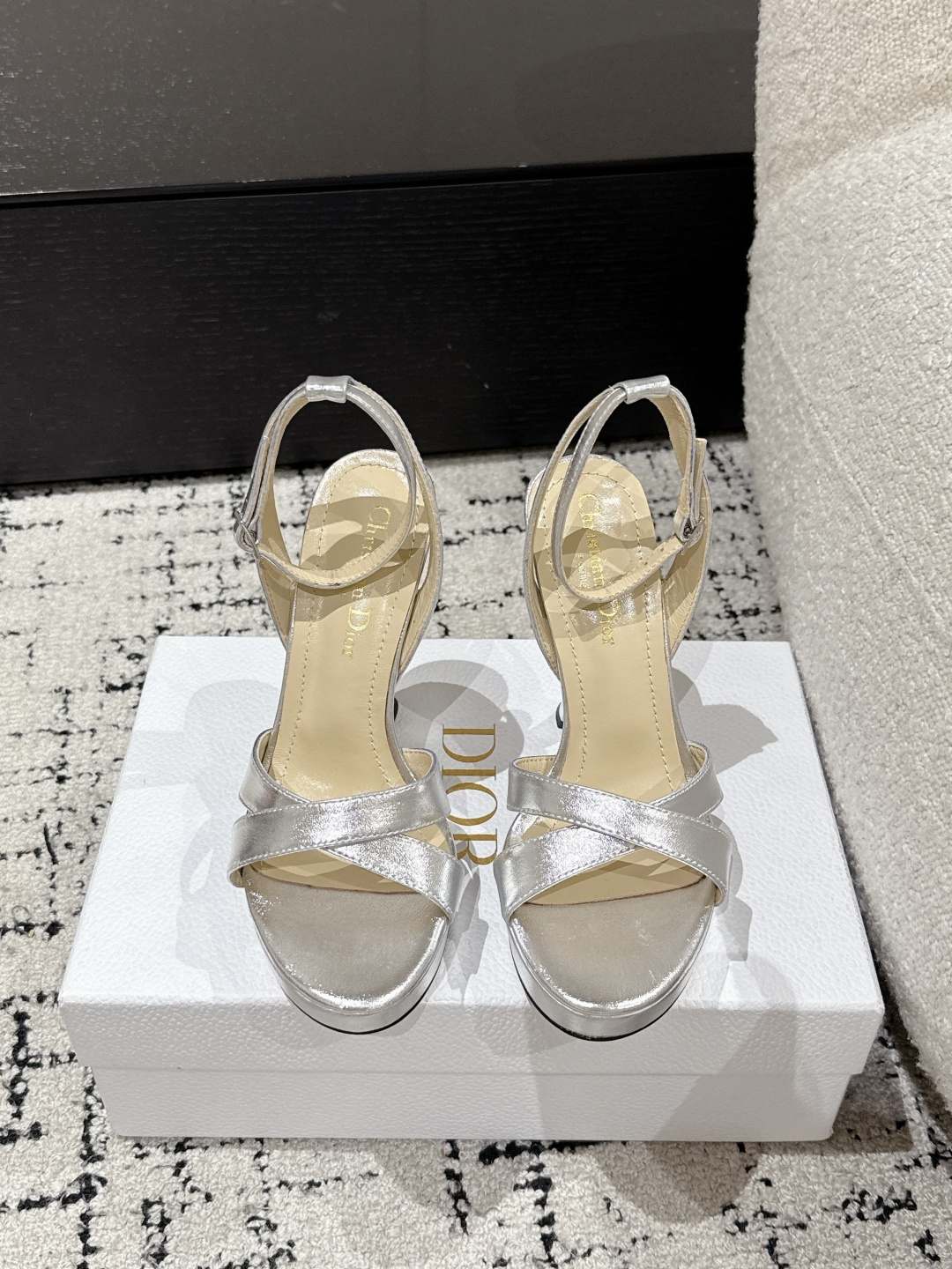 NO:223547,Dior 25/Spring and Summer Show new Tribales high heel cross-belt shoes, original fabric custom silk/imported metal sheepskin inner water dyed sheepskin inner footbed outsole Italian leather outsole heel height 12CM/Waterproof platform height 3CM Size #35-42 (40.41.42 custom-made non-return and exchange), high heels sandals, balenciaga, dior, dior, sandals, high heels, sheepskin, real silk, Leather soles19860909Dior 迪奥 25/春夏走秀新款Tribales高跟交叉带露趾鞋  面料原版定制真丝/进口金属羊皮 内裡水染羊皮内里垫脚 大底意大利真皮大底 跟高12CM/防水台高3CM Size #35-42（40.41.42定制不退换）,高跟鞋凉鞋,balenciaga,dior,dior,sandals,high heels,sheepskin,real silk,Leather soles,Women's Shoes