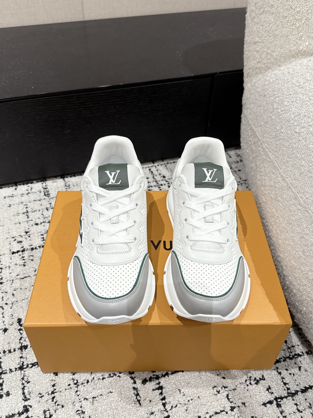 NO:223638,# Purchase grade Men's LV Louis Vuitton 25/ Latest Classic series Thick sole Casual sports shoes This Classic sports shoes made its debut in the 2025 autumn and winter men's series. It is designed with smooth cowhide leather and can easily incorporate various shapes. Attention LV letters marked on the side of the shoe, light rubber outsole embellished with Vuitton logo Fabric original custom imported toe layer cowhide inner original imported breathable net Sole original open mold rubber foam material Sole thickness 4CM Size: # Men's 38-46 (38/45/46 custom made without return or exchange), casual shoes/sports shoes, christian louboutin, louis vuitton, louis vuitton, sneakers, cowhide19860909#代购级 男款 LV 路易威登 25/ 最新Classic系列 厚底 休闲 运动鞋 这款Classic 运动鞋于 2025 秋冬男士系列初次亮相,以光滑牛皮革塑造考究设计,可轻松融入各式造型.瞩目 LV 字母标注鞋侧,轻盈橡胶外底点缀 Vuitton 标识 面料原版定制进口头层牛皮 内里原版进口透气网里 鞋底原版开模橡胶发泡材质 底厚4CM Size:#男款38-46（38/45/46定做不退换）,休闲鞋/运动鞋,christian louboutin,louis vuitton,louis vuitton,sneakers,cowhide,Women's Shoes