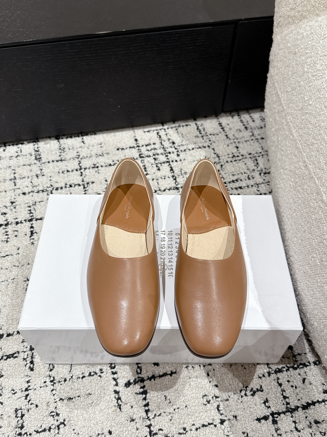 NO:440392,Maison Margiela 25/ Spring and summer new product Flat sole One-foot ballet shoes Comfortable, it will definitely be very comfortable. Silhouette Unique and ingenious features worth looking forward to. This ballet shoes are made of very textured top-layer calfskin and the elegance of the small square head. It is simply amazing. The upper is imported cowhide, inner sheepskin, sole original Italian leather outsole. Size#35-40 (40 custom made without return or exchange), single shoes, masion margiela, cowhide, sheepskin, Leather soles19860909Maison Margiela 马吉拉 25/ 春夏新品 平底 一脚蹬 芭蕾舞鞋 舒适度不用说 肯定会很舒服的 廓形 独具匠心值得期待的特色 这款芭蕾舞鞋采用很有质感的头层小牛皮 小方头的雅致 简直绝绝子了 鞋面原版进口牛皮 内里羊皮 鞋底原版意大利真皮大底 Size#35-40（40定做不退换）,单鞋,masion margiela,cowhide,sheepskin,Leather soles,Women's Shoes