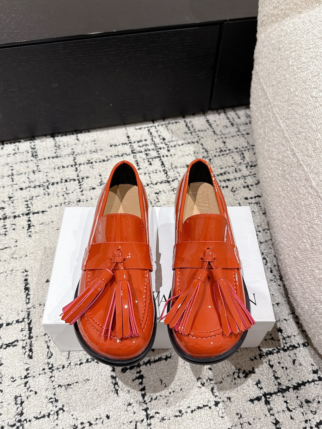 NO:223548,Jwanderson trendy brand 25/Spring and summer new style, lantern knotted tassels, flat loafers, exaggerated lantern shoes on the upper, and the humorous toe carries a cuteness that ignores others. When you walk, the two spikes on the upper walk very happily! The upper with open edge beads is also very loose, and the overall foot is very age-reducing. The thin sole foot is also very light and very versatile! When I saw the joy of my shoes jumping off while walking, my whole sense of class was removed! Material open-edged beads, inner beef, outsole, imported leather sole, Size#35-40 (40 custom made, non-return, exchange), loafers, loafers, Leather soles19860909Jwanderson 潮牌 25/春夏新款 灯笼结流苏 平底乐福鞋 鞋面有夸大的灯笼鞋,幽默十足的鞋头带着一种不顾他人的可爱,走起来,鞋面的两只小穗走起来也十分欢快！采用开边珠的鞋面也十分的跳脱,整体上脚就非常的减龄～薄底上脚也十分轻便,十分百搭！走路上看见鞋子跳脱的欢快,整个人班味都去除了！ 材质开边珠 内里牛里 大底意大利进口真皮大底 Size#35-40(40定做不退換）,乐福鞋,loafers,Leather soles,Women's Shoes