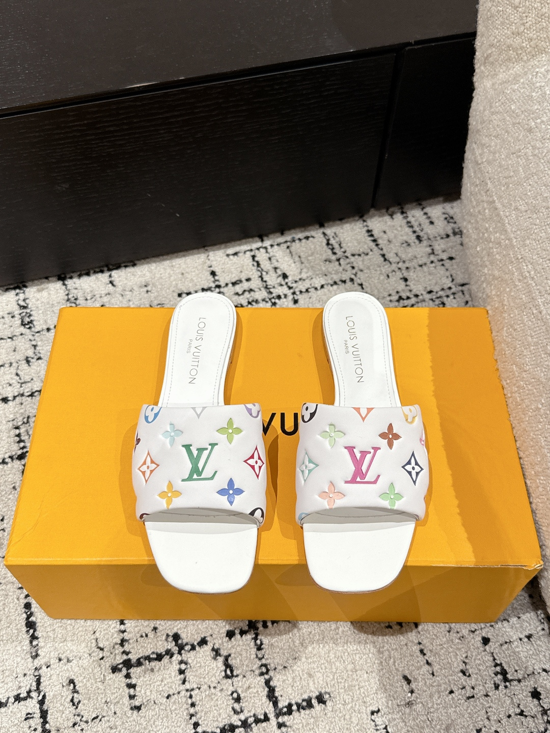 NO:223557,Takashi Murakami x LOUIS VUITTON 25/6AM Square-headed open-toe flip-flops It is hard not to doubt whether it was borrowed from the Tang Sancai of the Tang Dynasty as the basis and innovated into the classic LV logo, using colors and large-area base colors of the upper as a comparison, creating the white three-color or black three-color element style of the upper, creating another classic style!  Super beautiful!  Unspeakable fashion!  Daily versatility is no problem, and it has the significance of changes and development of the times!  Kittens are super easy to wear, and the summer atmosphere is full of!  Original custom fabric, Neli Niuli, Outsole, Imported Italian leather outsole Size#35-41 (40.41 custom made without return or exchange), slippers, louis vuitton, louis vuitton, slippers, Leather soles19860909村上隆/Takashi Murakami x LOUIS VUITTON 25/6AM 方头露趾一字拖 很难不怀疑是不是借鉴了唐朝的唐三彩作为基础,创新成lv经典标志logo,采用彩色以及鞋面的大面积底色作为对比,创造出鞋面的白三彩或者是黑三彩元素风格,成就了又一个经典款！上脚超级美腻！说不出来的时尚！日常百搭不在话下,而且很有时代的变迁发展的意义！小猫跟超级好穿,上脚满满的夏日氛围！ 材质原版定制面料 内里牛里 大底意大利进口真皮大底 Size#35-41（40.41定制不退换),拖鞋,louis vuitton,louis vuitton,slippers,Leather soles,Women's Shoes