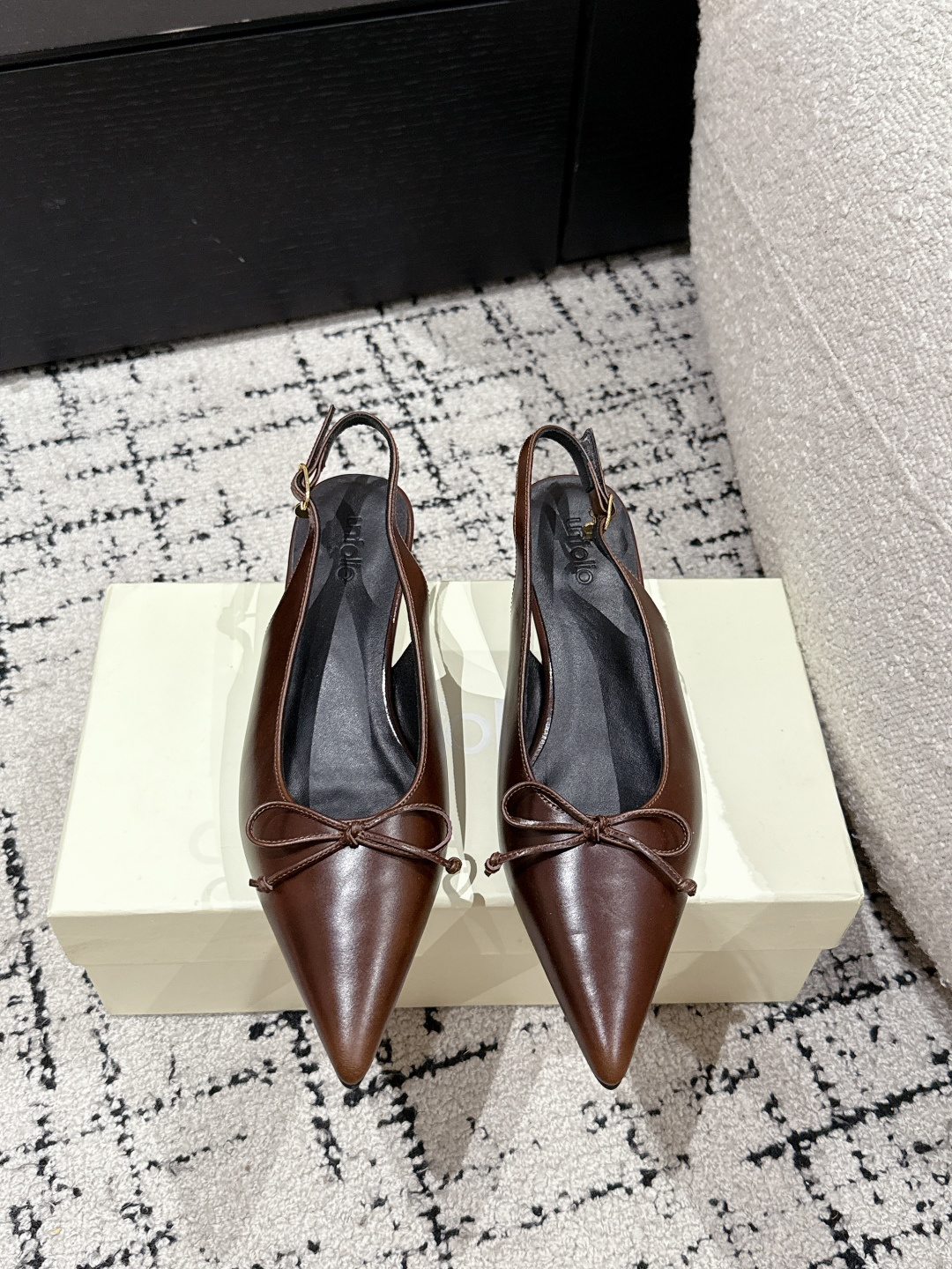 NO:223527,Unfolio trendy brand 25/Early spring new style, pointed toe, heel shoes, classic and fashionable color, effortless elegant style coming, fashionable, exquisite, beautiful, Baotou pointed toe, open beads, fashionable and simple new style of daily slippers, beautiful and high-end slippers, this style is super good on the feet and can lengthen the legs. Original imported fabric beaded cowhide, inner lining sheepskin, outsole genuine leather sole Size#35-40 (40 custom made, no return or exchange), sandals, sandals, slippers, cowhide, sheepskin19860909Unfolio潮牌 25/早春新款绝美 尖头 跟鞋 经典时尚配色 毫不费力的优雅风来袭 时髦 精致 绝美 包头尖头 ,开边珠外穿时尚气质简约新款日常拖鞋美出高级感拖鞋这款上脚超好而且可以拉长腿型. 面料原版进口开珠牛皮 内里羊皮内里 大底真皮鞋底 Size#35-40（40 订做不退换）,凉鞋,sandals,slippers,cowhide,sheepskin,Women's Shoes