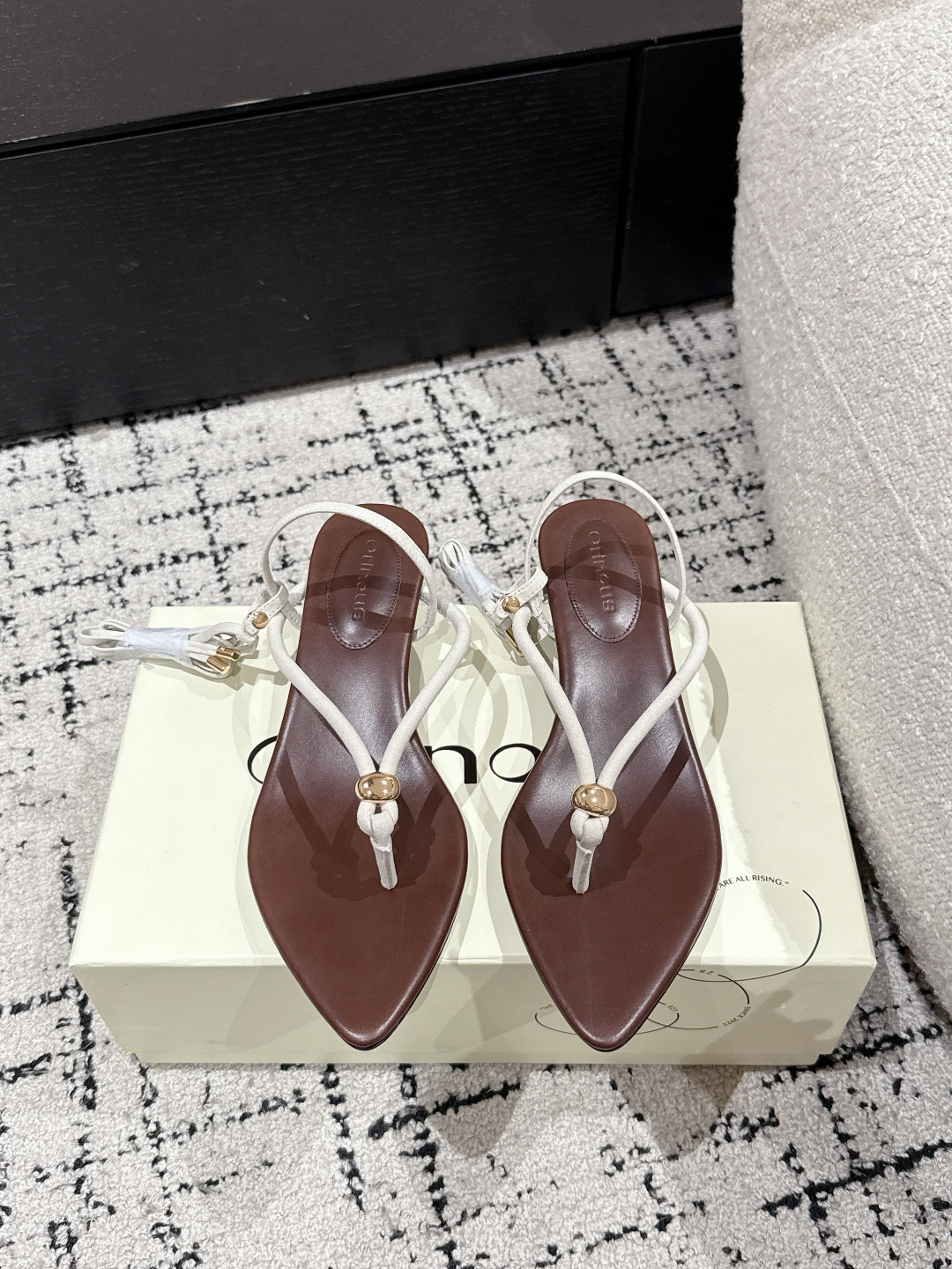 NO:223513,Orinous｜Trendy Brand 25/New Beautiful Early Spring Sharp-toe Finger Sandals The minimalist beauty that has been missing in the fashion industry, classic and fashionable color scheme, effortless elegance, open-edge beads, fashionable and elegant, simple and simple everyday slippers, beautiful and high-end slippers, this style is super good on the feet and can lengthen the legs. Original imported cowhide, inner lining, sheepskin, outsole, genuine leather soles Size#35-40 (40 custom-made, non-return and exchange), split-toe shoes, sandals, slippers, cowhide, sheepskin, Leather soles19860909Orinous｜潮牌 25/早春新款绝美 尖头夹脚 凉鞋 时尚界久违的极简之美,经典时尚配色 毫不费力的优雅 开边珠外穿时尚气质简约新款日常拖鞋美出高级感拖鞋这款上脚超好而且可以拉长腿型. 面料原版进口牛皮 內里羊皮内里 大底真皮大底 Size#35-40（40定制不退换）,分趾鞋,sandals,slippers,cowhide,sheepskin,Leather soles,Women's Shoes