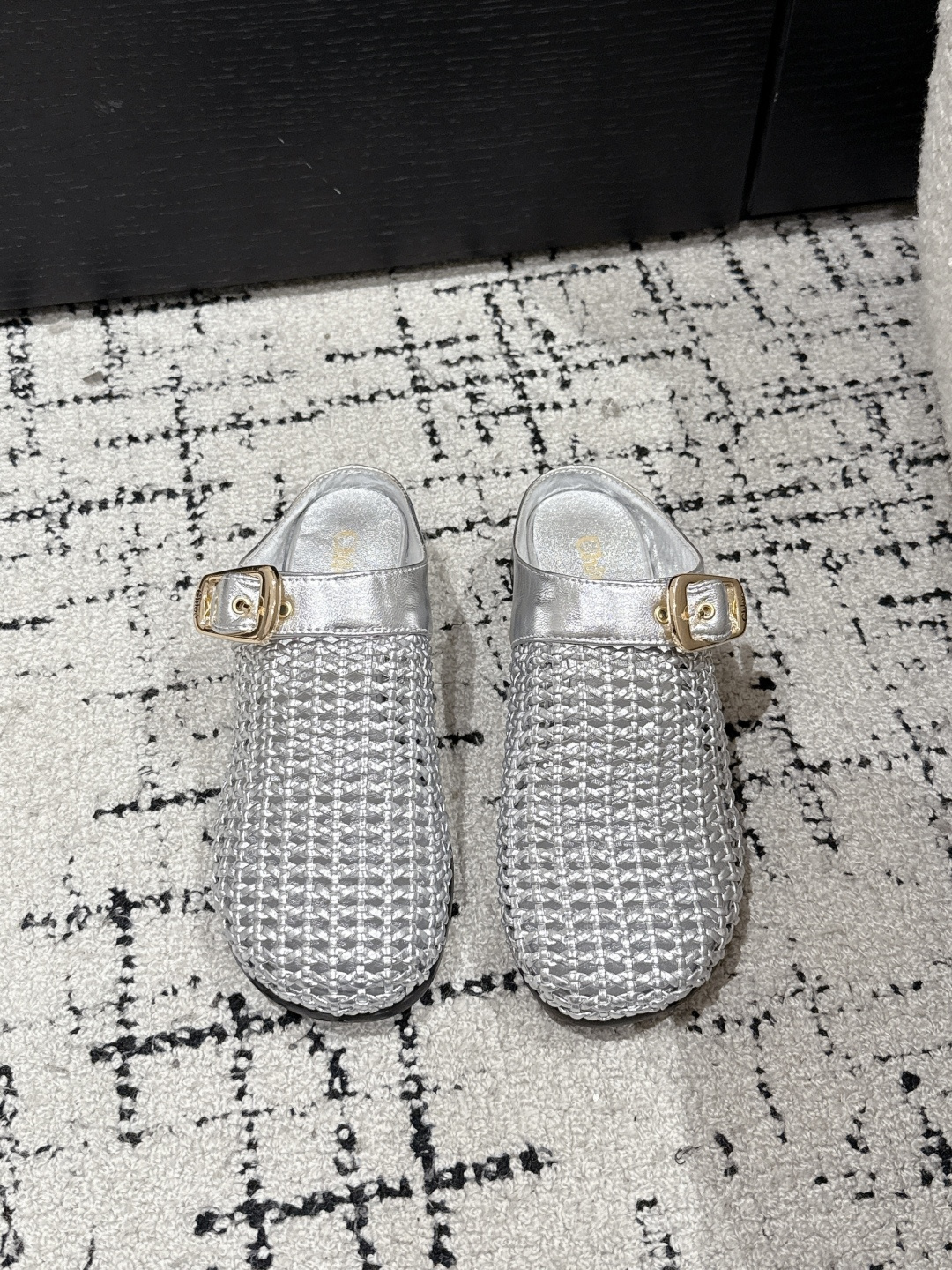 NO:223511,Chloe 25/ New Products Weaving Birken Muller Slippers Half-pack Mopping The wrapping feels good, and the comfort is full of delicate and relaxed feet!  Fully hand-made threading, leather trim, exquisite details, handsome and versatile!  Imported breathable woven fabric, original injection molding of foot pads, large sole original rubber combination, Size#35-41 (40.41 custom made, no return or exchange), semi-torch, chloe, loewe, slippers19860909Chloe克洛伊 25/ 新品 编织 勃肯 穆勒拖鞋 半包拖 包裹感很好,舒适度满分显得脚型秀气舒展！全手工穿线,皮质饰边,精致细节,帅气百搭！ 面料进口透气编织面料 垫脚原版注塑成型 大底原版橡胶组合大底 Size#35-41（40.41订做不退换）,半拖,chloe,loewe,slippers,Women's Shoes