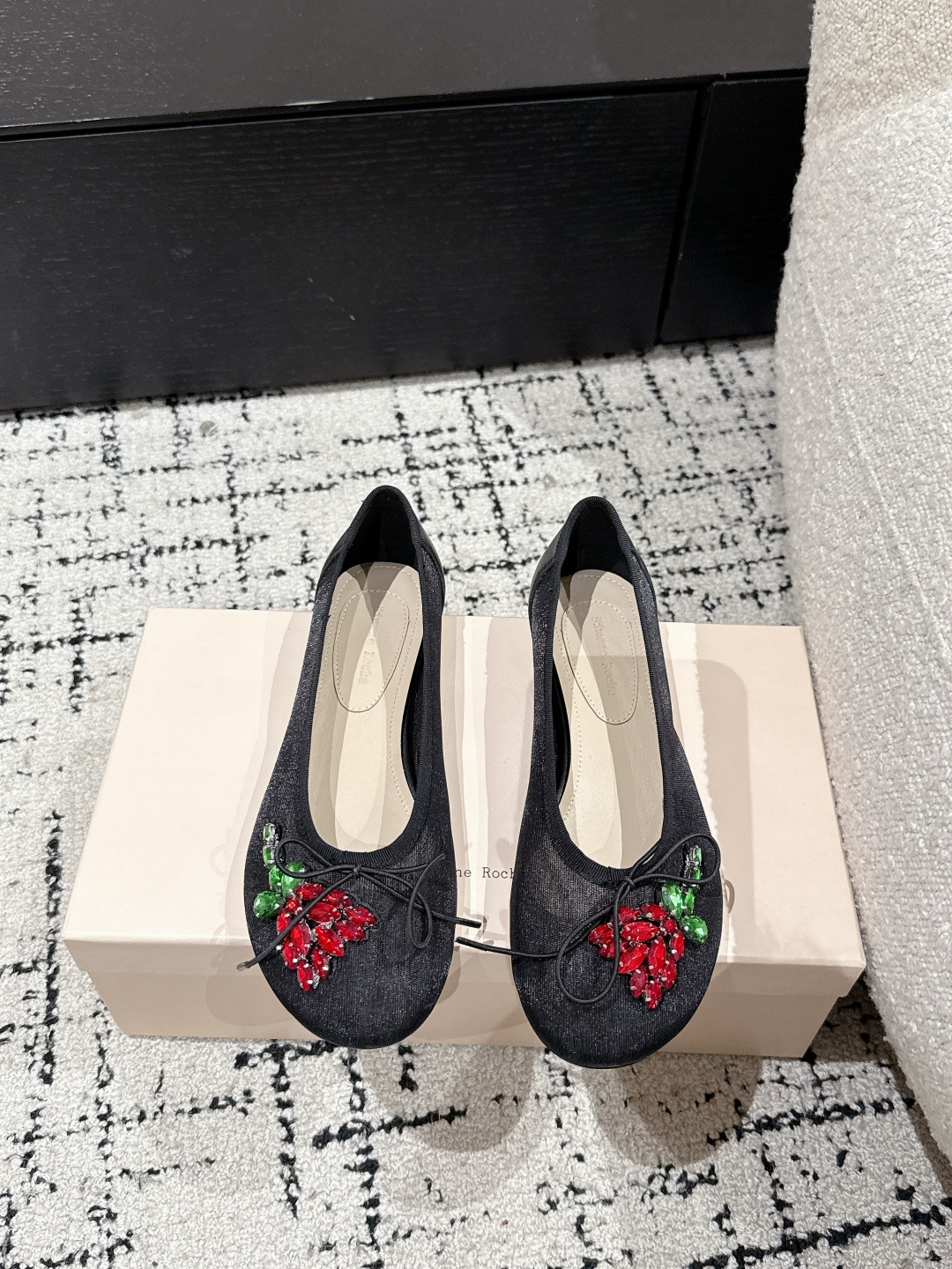 NO:223564,Simone Rocha ·Trendy Brand 25 / Spring and Summer Latest Mesh Rhinestones Flat Sole Mary Jane Single Shoes So beautiful!  Exclusive original version perfect replica This is really fairy. Bow tie with pearls. Sweet and cool. A must-have item for fairy in the girl’s heart. ZP custom special mesh. Imported sheepskin inside. Imported sole imported leather sole. Size35-40 (40 customization without return or exchange), ballet shoes, mary jane, sheepskin, Leather soles19860909Simone Rocha·潮牌 25 / 春夏最新 网纱 水钻 平底 玛丽珍单鞋 太美啦！独家原版完美复刻 这真真太仙啦 蝴蝶结搭配珍珠 甜美酷飒 少女心的仙女必备单品 鞋面ZP定制特殊网纱 内里进口羊皮 大底进口真皮大底 Size35-40（40定制不退换）,芭蕾舞鞋,mary jane,sheepskin,Leather soles,Women's Shoes