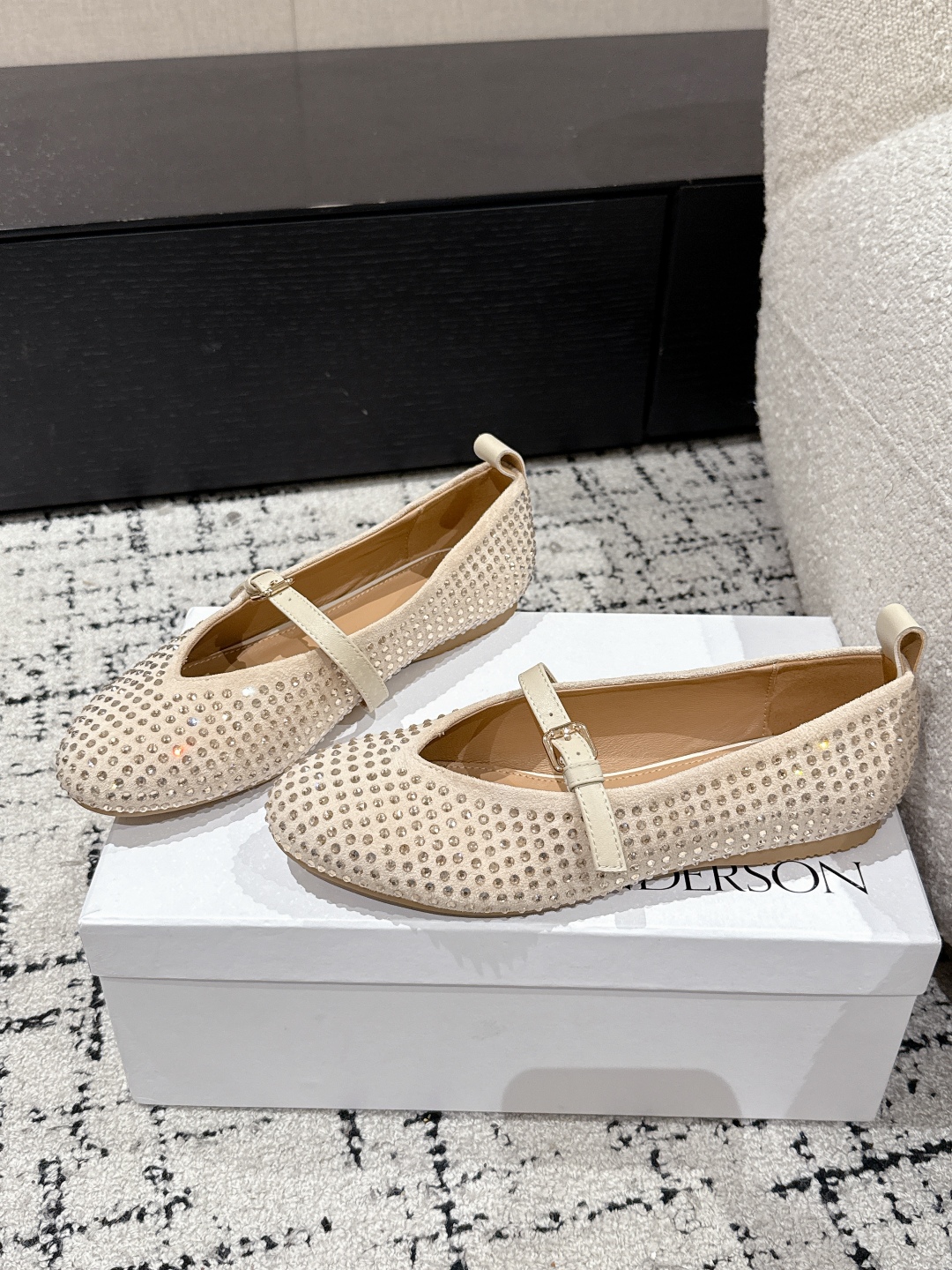 New Jwanderson Elliptical Drilling Shoes for Spring and Summer – $675 - 图片 3