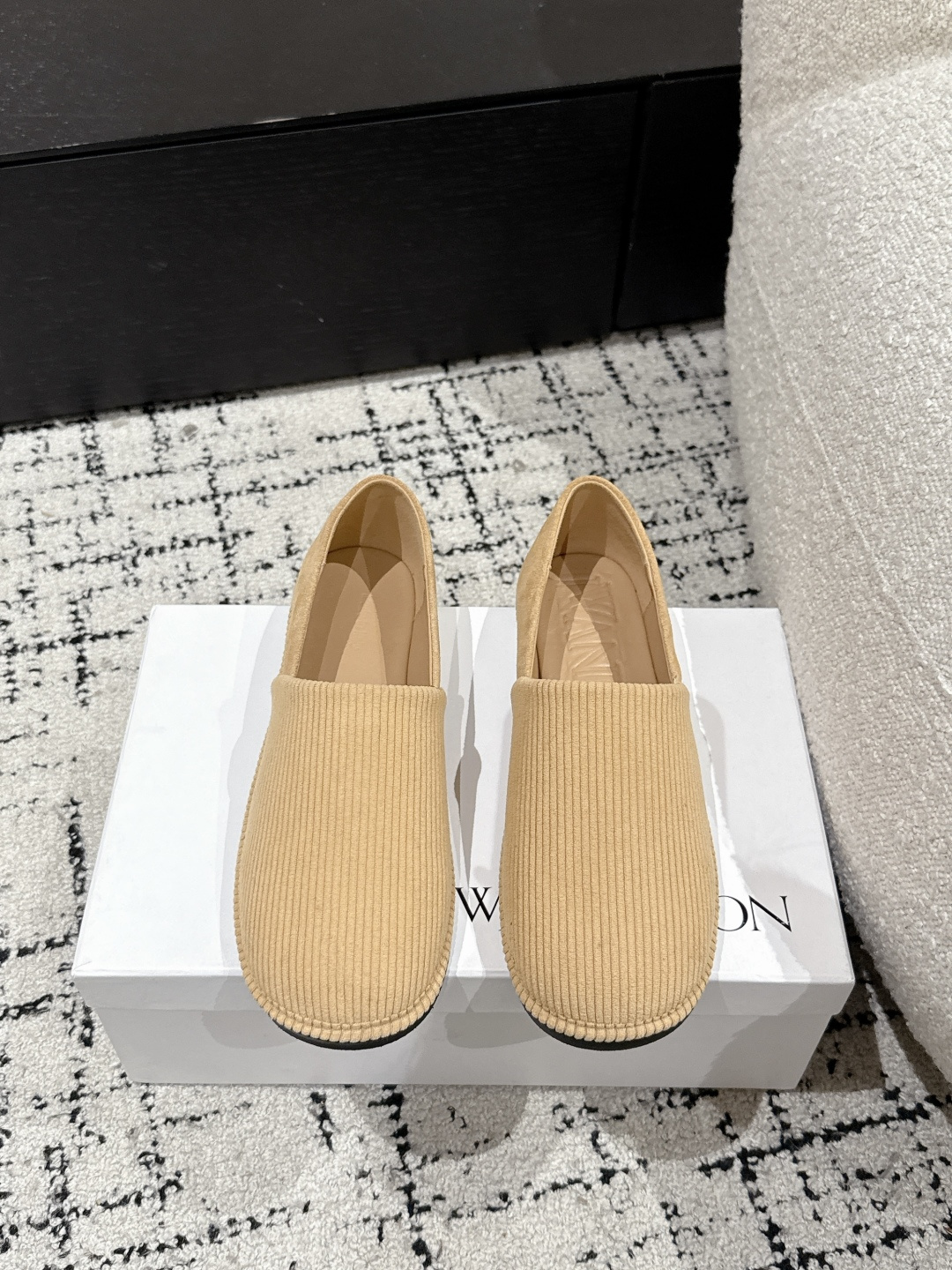 NO:223558,Jwanderson trendy brand 25/Spring and summer new style, round-toe cute style love, casual single shoes, it looks very soft and glutinous at first glance!  The overall is very soft and lightweight!  Super soft and comfortable on the feet!  It feels like it is wrapped in cotton ~ the overall style is also casual and cute!  Very suitable for daily matching!  Simple design without losing personality. Choose it for lazy style~~ Material corduroy, water-dyed cow, outsole rubber sole, Size#35-41 (40.41 custom made without return), loafers, loafers19860909Jwanderson潮牌 25/春夏新款 圆头可爱风乐福 休闲 单鞋 看上去的第一眼就觉得很软糯的感觉！整体就是很软很轻便！上脚超级柔软舒适！感觉像被棉花包裹住了一样～整体的风格也是休闲可爱风！很适合日常搭配！设计简约不失个性,慵懒风穿搭就选它～～ 材质灯芯绒 内里水染牛里 大底橡胶大底 Size#35-41（40.41定做不退换）,乐福鞋,loafers,Women's Shoes