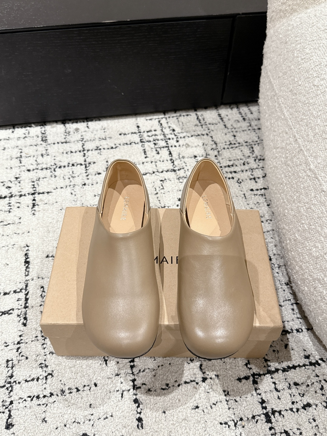 NO:223537,LEMAIRE trendy brand 25/Spring and summer latest round toe flat-soled casual monks leather shoes single shoes. A very round design, it looks very comfortable on the leather, and the upper of cowhide is easier to take care of, while the toughness of cowhide is very wear-resistant, and it becomes more comfortable to wear and feels new when worn for a long time!  The inner foot pads are soft and comfortable!  Overall lightweight and suitable for daily life!  Material cowhide, inner beef, outsole, imported from Italy, genuine leather outsole, Size#35-40 (40 custom, non-return, exchange), loafers, loafers, cowhide, Leather soles19860909LEMAIRE潮牌 25/春夏最新款 圆头平底休闲 僧侣 小皮鞋 单鞋 很圆润的设计,看样子上脚皮质都很舒服的感觉,牛皮的鞋面更容易打理,而为牛皮的韧劲很耐磨,越穿越舒服,久穿如新！内里牛里垫脚,柔软舒适！整体轻便也很适合日常哦！ 材质牛皮 内里牛里 大底意大利进口真皮大底 Size#35-40（40定制不退换）,乐福鞋,loafers,cowhide,Leather soles,Women's Shoes