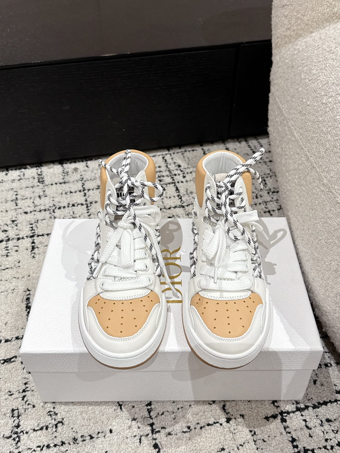 NO:223594,#Purchase level Couple model Dior 25/ Spring and Summer First series Cat style hollow couple sports shoes Taikoo Hui RMB purchase and development Perfect replica The same style as the new favorite of Paris Fashion Week!  A single item with a very high appearance rate. The white shoes I fell in love with at first glance. It is classic and versatile and suitable for all seasons. It can be matched with all kinds of clothing. It looks super good on the feet. Fabric: Use white calfskin splicing. Floor pad: cowhide. Outsole: Original TPU sole. Size# Women 35-41. Men 39-44 (Female 40.41. Customized for non-returning and replacement), casual shoes/sports shoes, manolo blahnik, dior, dior, sneakers, cowhide19860909#代购级 情侣款 Dior迪奥 25/ 春夏 First系列 走秀款 镂空 情侣 运动鞋 太古汇RMB购入开发 完美复刻 巴黎时装周新宠刘雨昕同款！ 出镜率非常高的一款单品 一眼就爱上的小白鞋,经典百搭四季皆宜,可与各式服装搭配 上脚超级好看 面料: 采用白色小牛皮拼接面 垫脚: 牛皮垫脚 大底: 原版TPU大底 Size#女35-41男39-44（女40 41定做不退换）,休闲鞋/运动鞋,manolo blahnik,dior,dior,sneakers,cowhide,Women's Shoes