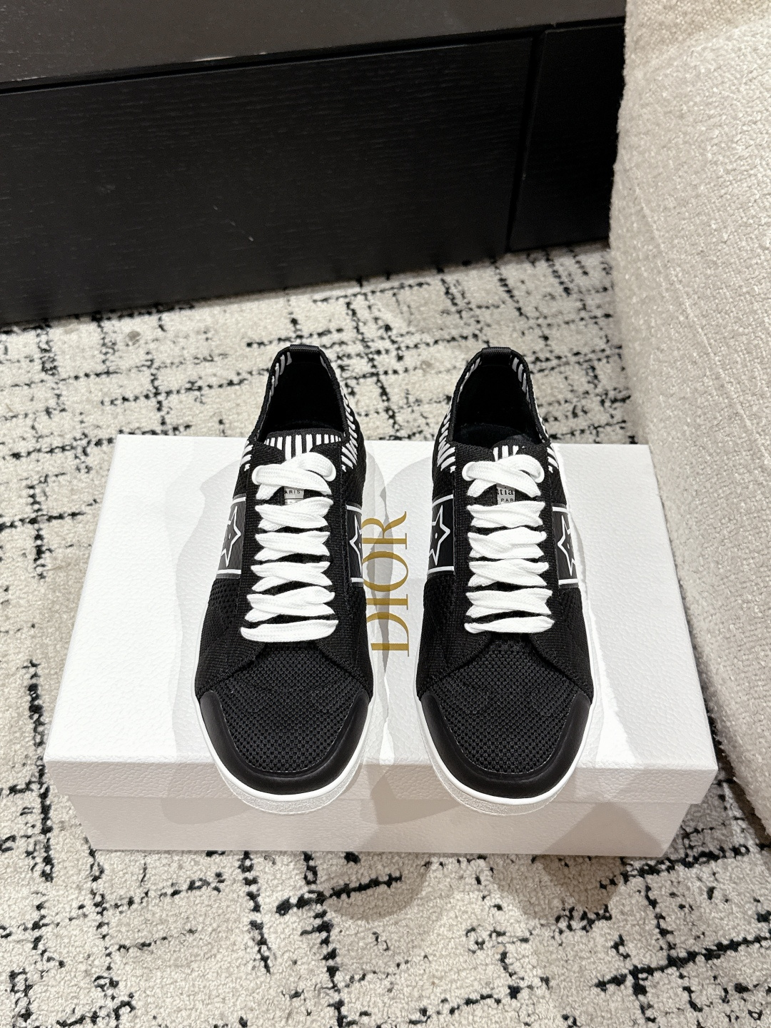 NO:469338,# Purchasing grade DIOR 25/ Spring and Summer Star Series Board Shoes Casual Shoes Taikoo Hui Purchase and Developed This Dior Star sneaker continues the lasting outline and is carefully crafted from cowhide leather, so it will be particularly comfortable to wear. It is decorated with suede insert metal stars to decorate the shoelaces and eyelets to enhance the style. The style is light and matched with the 'Christian Dior' logo thin sole, suitable for all seasons, and can be matched with various casual styles to add the finishing touch. Classic and super durable!  Fabric: Customized original fly weaving outsole: Original Ip lightweight outsole Size#35-41 (40.41 custom made without return or exchange), casual shoes/sports shoes, dior, dior, sneakers, cowhide19860909#代购级 DIOR迪奥 25/ 春夏 Star系列 板鞋 休闲鞋 太古汇购入开发 这款Dior Star运动鞋延续经久不衰的轮廓,采用牛皮革精心制作,所以上脚会特别的舒服哦 ,饰以同色调绒面革镶片金属星星装饰鞋带孔眼,提升格调.款式轻盈搭配“Christian Dior”标志薄鞋底,四季皆宜,可与各式休闲造型搭配,增添点睛之笔 经典超耐看！ 面料: 定制原版飞织 大底: 原版Ip轻便大底 Size#35-41（40.41定做不退换）,休闲鞋/运动鞋,dior,dior,sneakers,cowhide,Women's Shoes