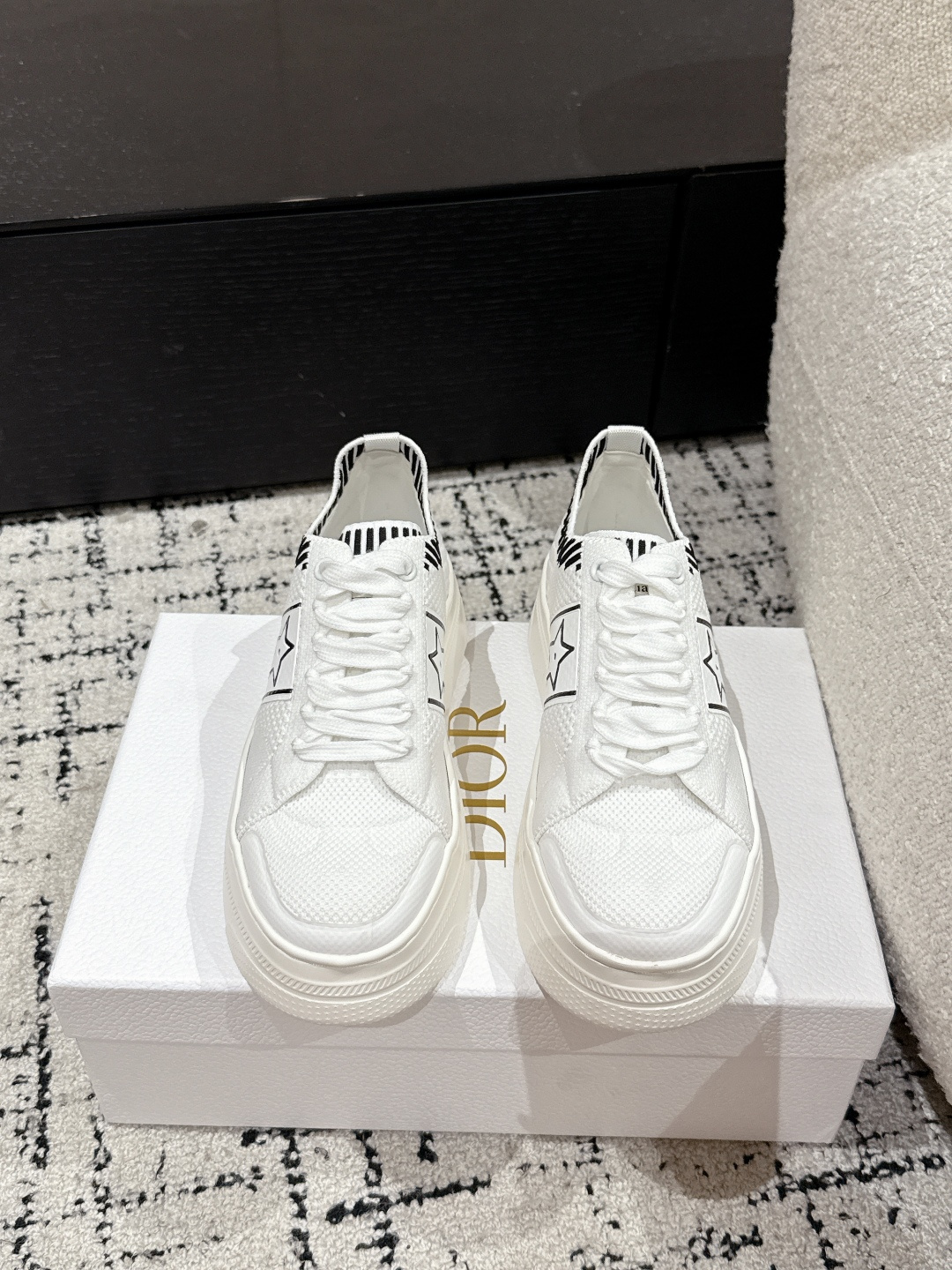 NO:469330,# Purchase grade DIOR 25/ Spring and Summer Star Series Thick Sole Board Shoes Casual Shoes Taikoo Hui Purchase and Developed This Dior Star sneaker continues the lasting outline and is carefully made of cowhide leather, so it will be particularly comfortable to wear. It is decorated with suede insert metal stars to decorate the shoelaces and eyelets to enhance the style. The style is light and matched with the 'Christian Dior' logo thin sole, suitable for all seasons, and can be matched with various casual styles to add the finishing touch. Classic and super durable!  Fabric: Customized original fly weaving outsole: Original Ip lightweight outsole Size#35-41 (40.41 custom made without return or exchange), casual shoes/sports shoes, dior, dior, sneakers, cowhide19860909#代购级 DIOR迪奥 25/ 春夏 Star系列 厚底 板鞋 休闲鞋 太古汇购入开发 这款Dior Star运动鞋延续经久不衰的轮廓,采用牛皮革精心制作,所以上脚会特别的舒服哦 ,饰以同色调绒面革镶片金属星星装饰鞋带孔眼,提升格调.款式轻盈搭配“Christian Dior”标志薄鞋底,四季皆宜,可与各式休闲造型搭配,增添点睛之笔 经典超耐看！ 面料: 定制原版飞织 大底: 原版Ip轻便大底 Size#35-41（40.41定做不退换）,休闲鞋/运动鞋,dior,dior,sneakers,cowhide,Women's Shoes