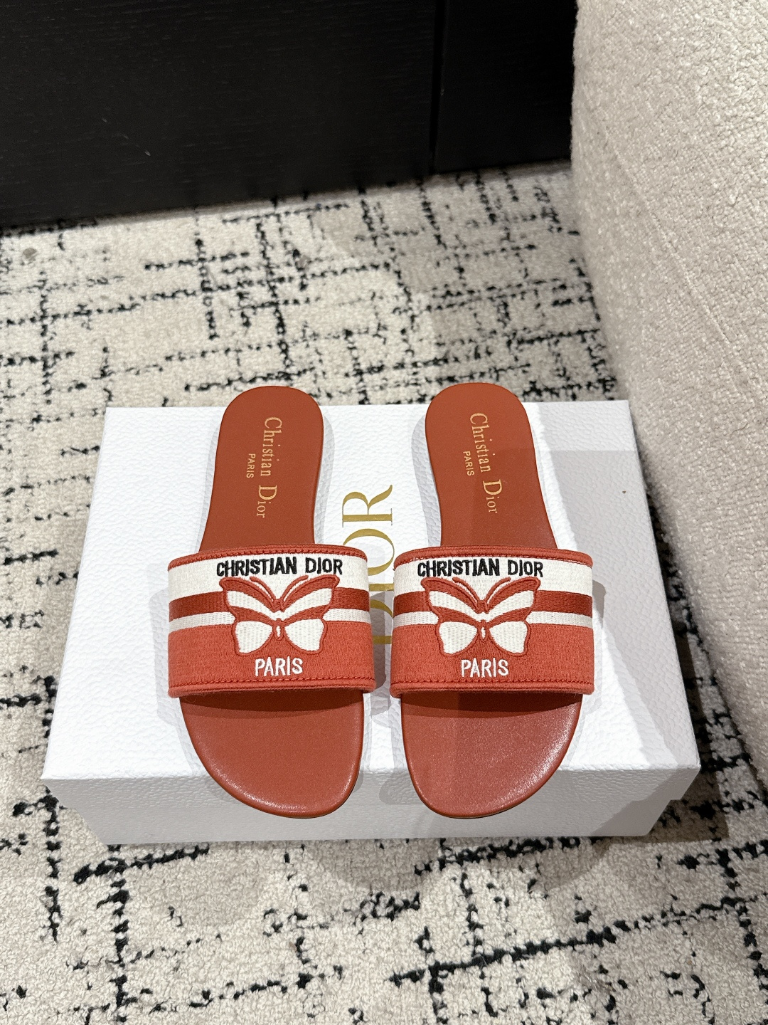 NO:440388,Dior 25/Spring and Summer Dway New Fairy Style One-Line Slippers 1:1 Original Replica The highest version on the market The fashion bloggers from all walks of life are popular with Xiaohongshu!  Super fashionable and high-end item!  Easily create high-end look, original imported embroidered webbing, imported mixed-bred sheepskin, outsole original outsole Size#35-41 (40.41 custom made without return or exchange), slippers, dior, dior, slippers, sheepskin19860909Dior 迪奥 25/春夏 Dway 新款仙女风 一字 拖鞋 1:1原版复刻 市面上最高版本 各路时尚博主刷爆小红书！超时髦又充满高级感的单品！轻松打造造高端look  鞋面原版进口刺绣织带 内里进口混种羊皮 大底原版大底 Size#35-41（40.41定做不退换）,拖鞋,dior,dior,slippers,sheepskin,Women's Shoes