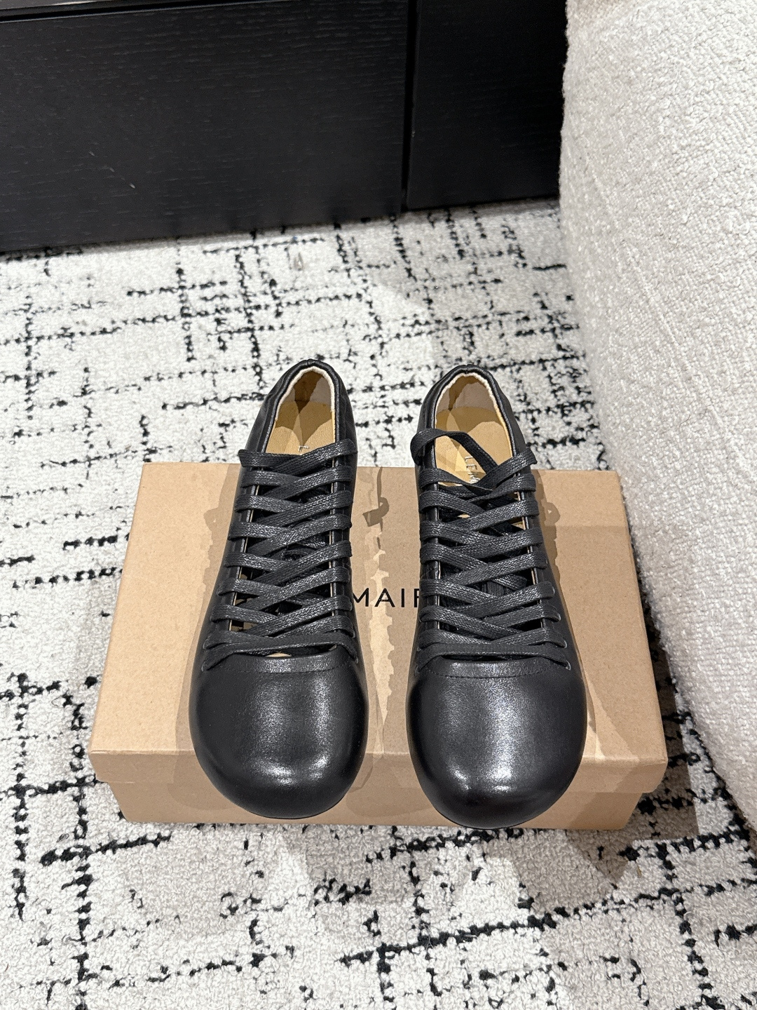 NO:223500,Lemaire trendy brand 25/ Spring new Derby Ballet Flats are minimalist, casual, low-key and stylish, exuding a charming temperament everywhere. A pair of high-end and practical leather shoes are expressed in this casual and lazy way. I really like it very much!  The upper is soft, glutinous, delicate and textured with imported sheepskin. The feet are like being wrapped in soft clouds. The heel Wugangbao can be super comfortable to step on, and absolutely zero feet!  Imported fabric sheepskin inner sheepskin outsole: Italian leather outsole Size: #35-40 (40 custom made without return or exchange), ballet shoes, flats, sheepskin, Leather soles19860909Lemaire 潮牌 25/ 春季新款 德比 芭蕾舞 平底鞋 极简随意,低调有品,处处散发着迷人的气质,一双高级又实用的小皮鞋用这种随意又慵懒的方式表达出来,我真的超级喜欢！鞋面是用进口羊皮软糯细腻有质感,双脚像是被柔软的云朵包裹着,后跟无港宝可以脚踩超级舒适,绝对的零磨脚！ 面料进口羊皮 内里羊皮 大底: 意大利真皮大底 Size: #35-40(40定做不退换）,芭蕾舞鞋,flats,sheepskin,Leather soles,Women's Shoes