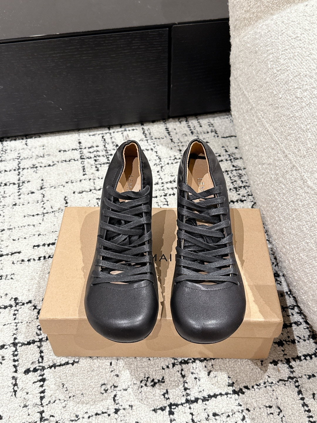 NO:223503,Lemaire trendy brand 25/ New spring style straps Derby Ballet High heels are minimalist, low-key and stylish, exuding a charming temperament everywhere. A pair of high-end and practical leather shoes are expressed in this casual and lazy way. I really like it!  The upper is soft, glutinous, delicate and textured with imported sheepskin. The feet are like being wrapped in soft clouds. The heel Wugangbao can be super comfortable to step on, and absolutely zero feet!  Imported sheepskin fabric inner sheepskin outsole: Italian leather outsole Size: #35-40 (40 custom made without return or exchange), ballet shoes, high heels, sheepskin, Leather soles19860909Lemaire 潮牌 25/ 春季新款 绑带 德比 芭蕾舞 高跟鞋 极简随意,低调有品,处处散发着迷人的气质,一双高级又实用的小皮鞋用这种随意又慵懒的方式表达出来,我真的超级喜欢！鞋面是用进口羊皮软糯细腻有质感,双脚像是被柔软的云朵包裹着,后跟无港宝可以脚踩超级舒适,绝对的零磨脚！ 面料进口羊皮 内里羊皮 大底: 意大利真皮大底 Size: #35-40(40定做不退换）,芭蕾舞鞋,high heels,sheepskin,Leather soles,Women's Shoes