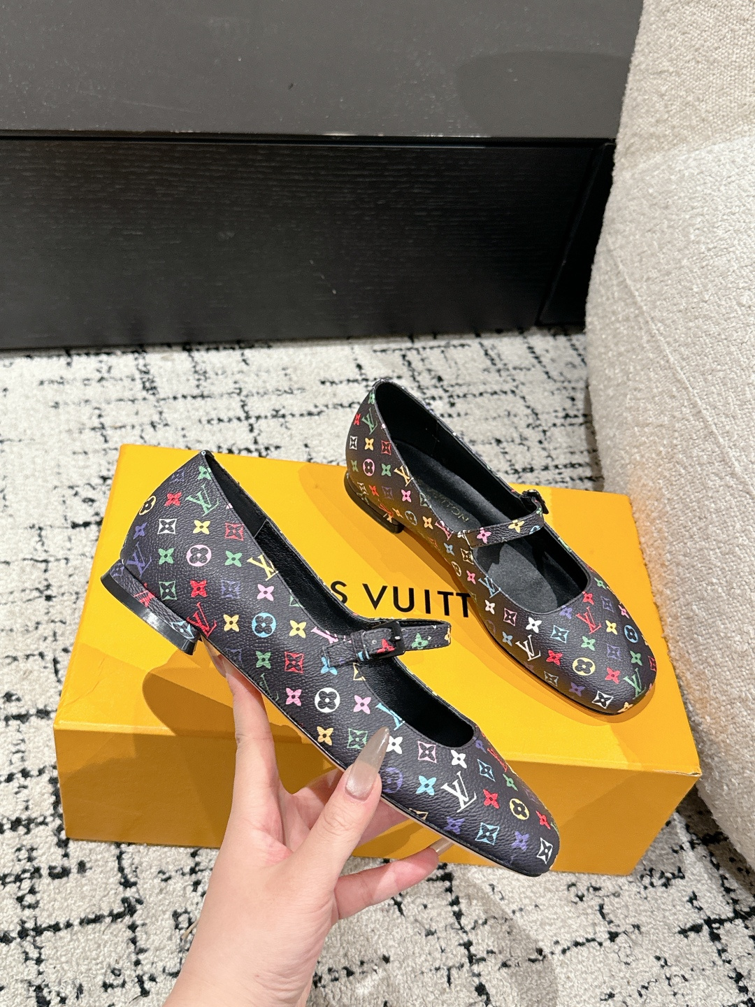 NO:264211,Co-branded by Takashi Murakami donkey brand series, new old-fashioned Mary Jane single shoes. It is fashionable to wear with feet, simple, exquisite and versatile, daily commuter, casual party occasions, imported cowhide/paper leather, inner foot pads are all sheepskin, imported Italian genuine leather outsole, heel height 5.5cm/1.5cm, size 35-41 [40/41 custom], ballet shoes, louis vuitton, mary jane, cowhide, sheepskin, Leather soles19860909联名村上隆/Takashi Murakami驴牌系列,新品老花玛丽珍单鞋. 上脚也很时髦 简约精致又百搭 日常通勤 休闲聚会场合都能穿 面料进口牛皮/漆皮 内里垫脚均为羊皮  意大利进口真皮大底 跟高5.5cm/1.5cm 码数35-41 [40/41定制],芭蕾舞鞋,louis vuitton,mary jane,cowhide,sheepskin,Leather soles,Women's Shoes