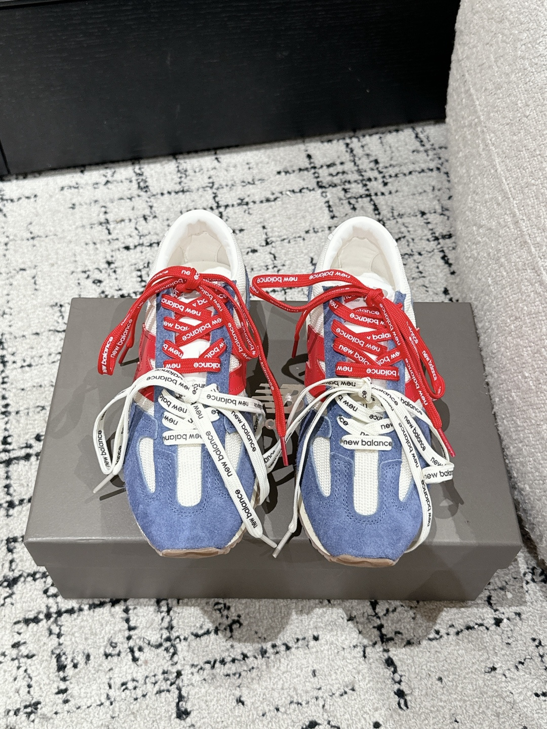 NO:250968,#Top version with airplane box New balance New Balance 471 25/ Spring and summer new products Retro casual shoes Sports shoes The 471 shoe model inherits its classic outline, outlining the light appearance with slender sandalwood, rejuvenating the new style of retro thin-soled shoes. This color scheme is so durable. NB really rarely appears this milk purple color, and there are three pairs of shoelaces!  !  Spring and summer are really casually equipped. The upper is made of original imported suede/cowhide/breathable net. The inner lining is original breathable net. The original custom EVA non-slip rubber sole. Size#35-40 (40 customization is not returned or exchanged), casual shoes/sports shoes, new balance, sneakers, cowhide, chamois leather19860909#顶级版本 配飞机盒 New balance 纽百伦471 25/ 春夏新品 复古 休闲鞋 运动鞋 471鞋款承袭其经典轮廓,以纤细鞋檀勾勒轻盈外形 焕启复古薄底鞋新风貌,这个配色好耐看,NB真的很少出这种奶紫色,而且有三副鞋带！！春夏真的是随便配了 鞋面采用原版进口麂皮/牛皮/透气网 内里原版透气网 大底原版定制EVA防滑橡胶大底 Size#35-40（40定制不退换）,休闲鞋/运动鞋,new balance,sneakers,cowhide,chamois leather,Women's Shoes