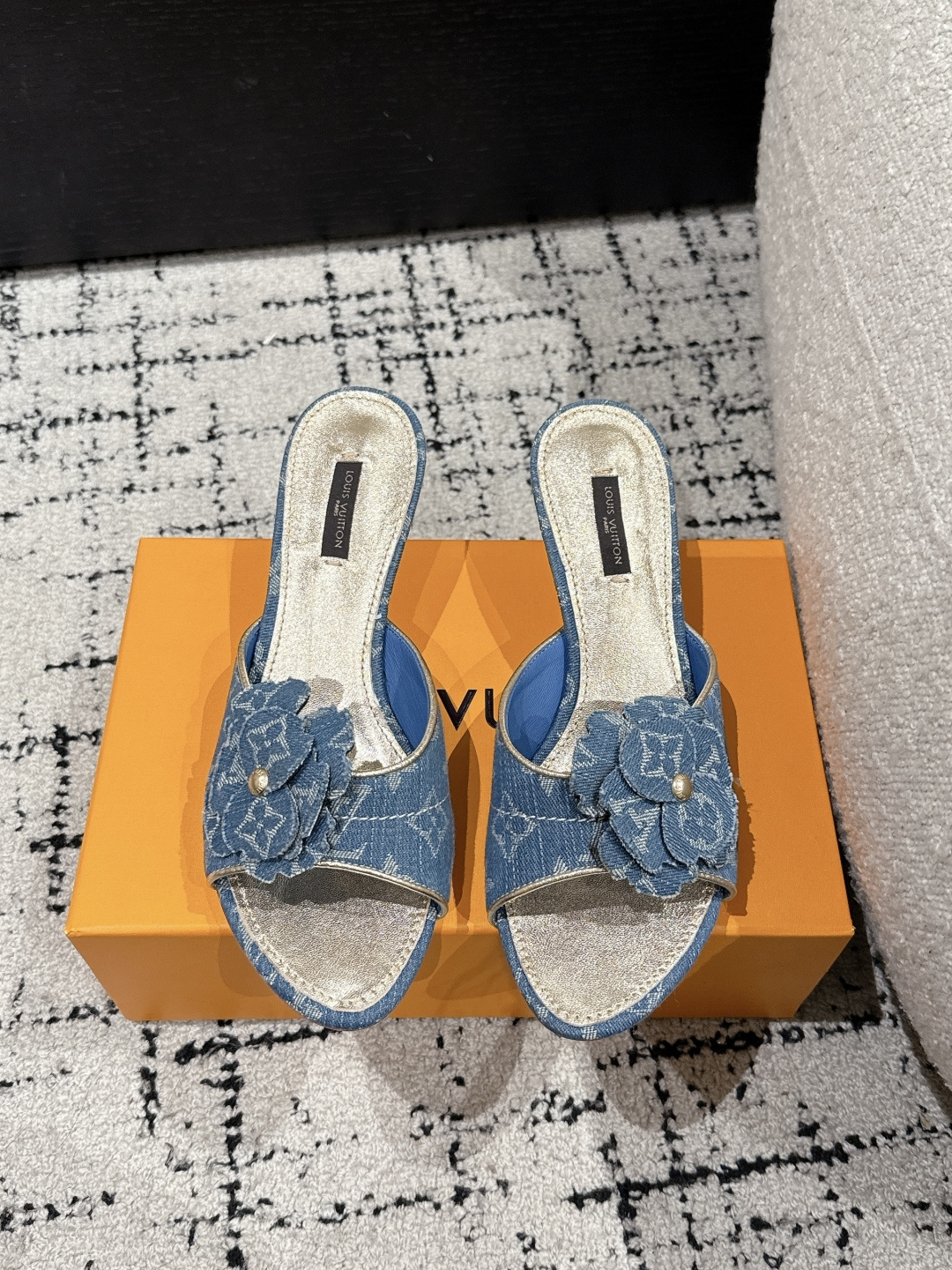 NO:449066,#Top version LV Donkey House 25/Danning cowboy kitten is so beautiful. It rarely makes LV house items, but I really can't refuse these kittens!  The original version was purchased carefully and developed. The heels were customized with molds. The brown leather with presbyopia tannins is so outstanding!  The beautiful kitten heel is just right, high-end classic sexy and comfortable, full of the perfect score that summer shoes can give you, which seems like a must-have item!  Upper denim denim/cowhide, inner lining original custom sheepskin, outsole, Italian leather outsole, size 35-40 (40 custom, no return or exchange), high heels, louis vuitton, louis vuitton, louis vuitton, high heels, slippers, cowhide, sheepskin, Leather soles19860909#顶级版本 LV 驴家 25/丹宁牛仔小猫跟太好看了 很少做Lv家的单品 但是这双小猫跟我真的是没法拒绝啊！原版购入 用心开发 鞋跟都是开模定制 老花单宁色搭配的棕色皮质,也太出彩了！刚刚好的绝美小猫跟,高级经典性感舒适,拉满了夏日美鞋能给的满分似搭配必备单品！ 鞋面丹宁牛仔布/牛皮 内里原版定制羊皮 大底意大利真皮大底 码数35-40（40定制不退换）,高跟鞋拖鞋,louis vuitton,louis vuitton,louis vuitton,high heels,slippers,cowhide,sheepskin,Leather soles,Women's Shoes