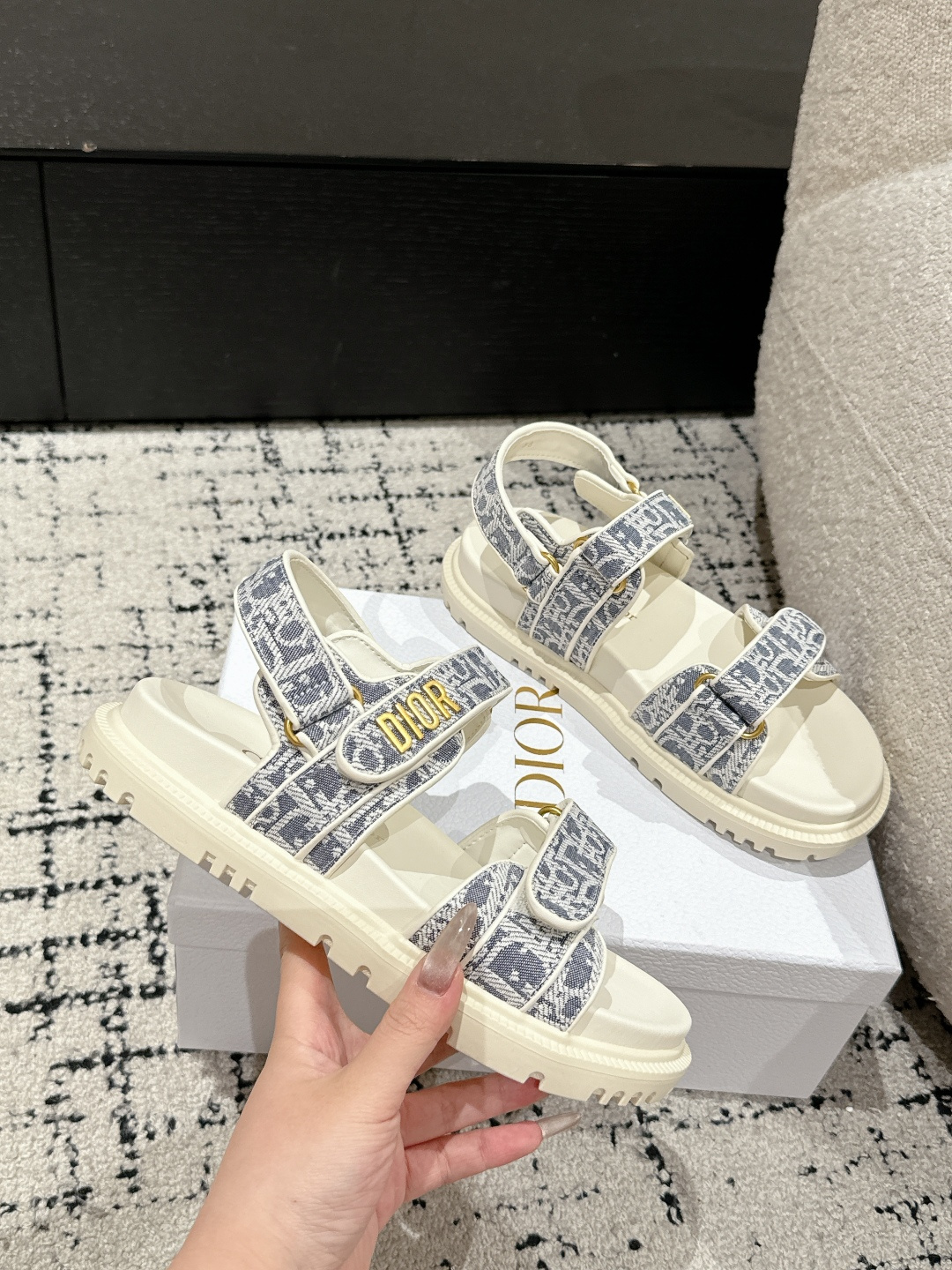 NO:750227,act's latest Velcro series, new beach sandals, replica of the original, super durable and versatile # very comfortable on the feet! Original customized special materials, soft and delicate, super attractive on the feet, perfect texture, long-term shipment, sheepskin lining, original hardware buckle. Original Tpu outsole, exquisite craftsmanship. Size 35-41 [40/41 customization], sandals, sandals, sheepskin19860909act最新魔术贴系列 新款沙滩凉拖 原版复刻 超耐看超百搭款#上脚非常舒适! 原版定制特殊材料,柔软又细腻,上脚超有魅力,质感满分长期出货 羊皮内里,原版五金扣. 原版Tpu大底,精致的工艺. 尺码35-41 [40/41定制],凉鞋,sandals,sheepskin,Women's Shoes