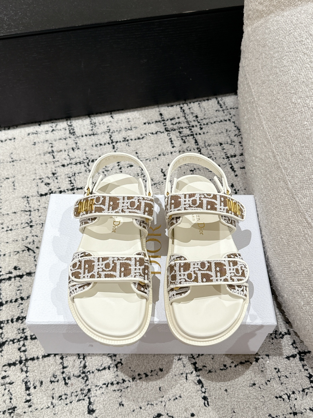 NO:418575,Top version DIOR 25/ DiorAct Flat-soled open-toe strap sandals Beach shoes It is less likely to hit the surface than Xiaoxiang. This Velcro sandal can let you put down these concerns!  It is not only beautiful, but also comfortable to wear, low-key and fashionable, full of beach style, simple exercise is also free of problems, and the foot cover is very good. Comfortable, light, cool and fashionable, satisfying all your summer imagination of sandals... Upper original mold embroidery fabric Inner: Sheepskin Outsole: Original abrasive outsole Thick sole 2.5cm Size# Women's 35-42 (41.42 custom-made non-return and exchange), slippers sandals, dior, dior, sandals, slippers, sheepskin19860909顶级版本 DIOR迪奥 25/ DiorAct 平底露趾 一字带凉鞋 沙滩鞋 比起小香,它更不容易撞款,这款魔术贴凉鞋,就可以让你放下这些顾虑！它不但好看,穿起来还贼舒适,低调又不失时尚感,满满的沙滩风,简单的运动也是没有问题的,包脚性非常的好.舒适、轻便、凉爽、时尚,满足你夏日对凉鞋的所有想象… 鞋面原版开模刺绣布料 内里: 羊皮 大底: 原版磨具大底 厚底2.5cm Size#女35-42（41.42定做不退换）,拖鞋凉鞋,dior,dior,sandals,slippers,sheepskin,Women's Shoes